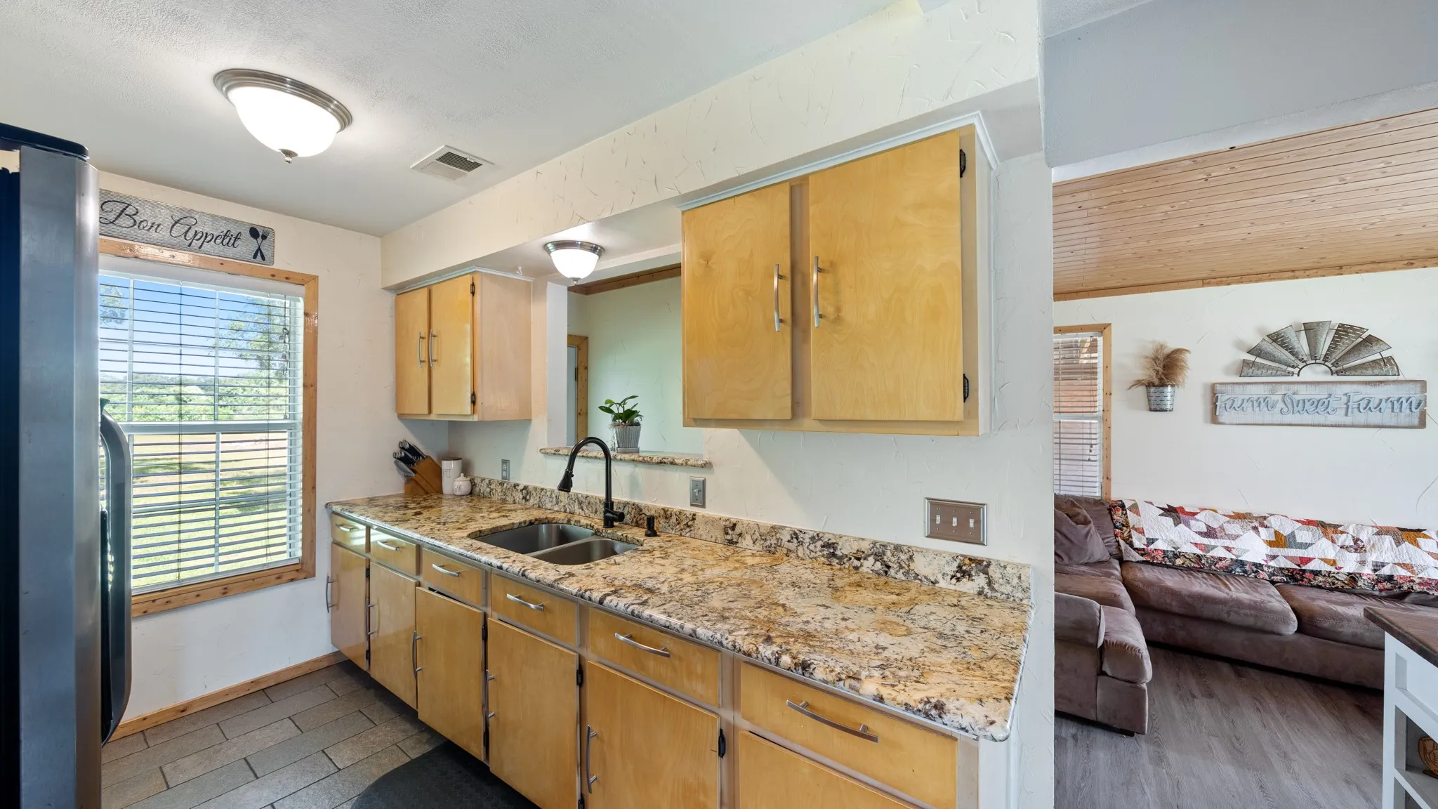 Single Family Residence For Sale in Van Zandt County , 29080 State Highway 19 N, Athens, Texas 75752, 3 Bedrooms, 1 Bathroom, Garage spaces, 1,216 Sqft, built in 1963, Preowned, Price $227,400, mls#20973718, Real Estate Agent in Athens, Homes For Sale in Van Zandt county, Homes For Sale in Athens, Realtor in Athens Texas, Real Estate Brokerage Independent Realty Texas, Luminita Cordes Realtor