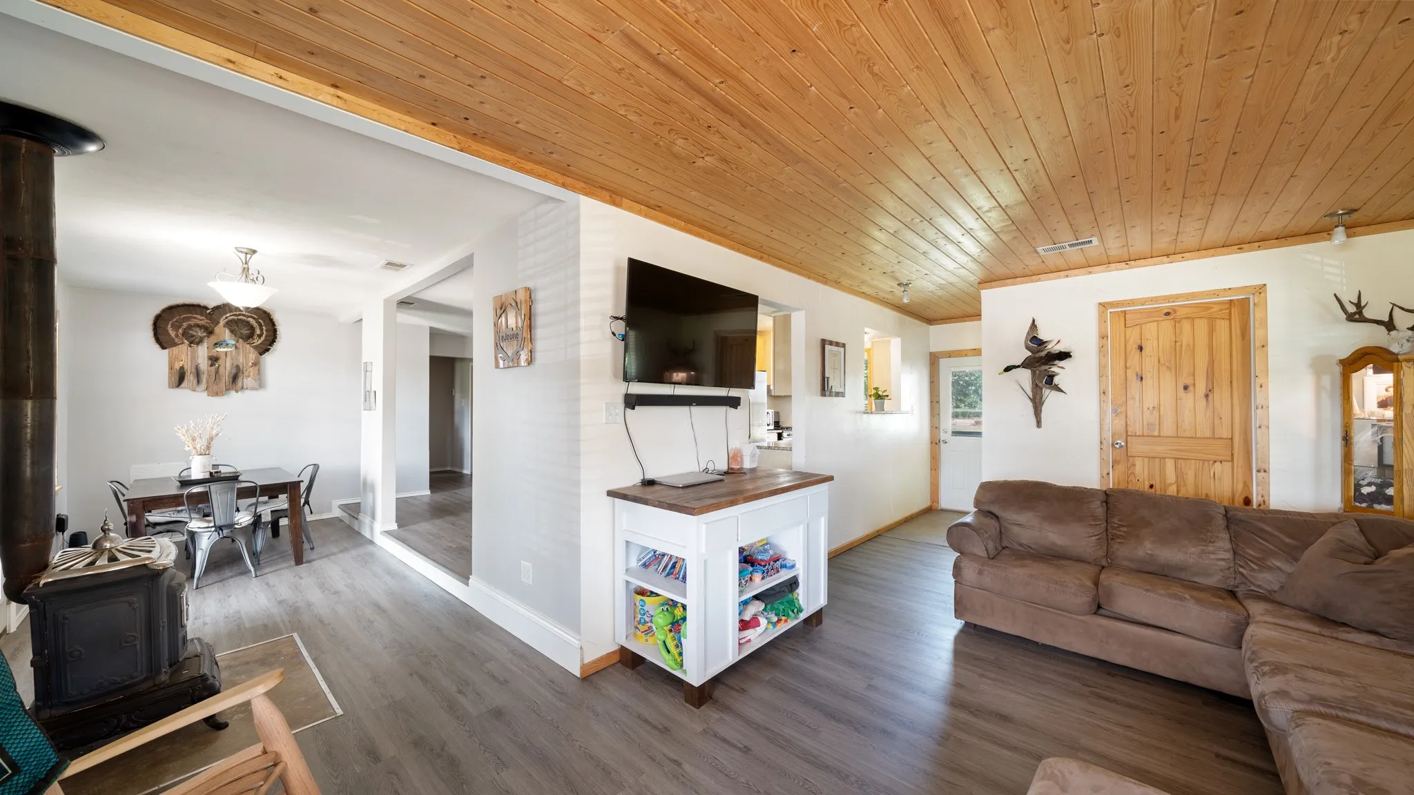 Single Family Residence For Sale in Van Zandt County , 29080 State Highway 19 N, Athens, Texas 75752, 3 Bedrooms, 1 Bathroom, Garage spaces, 1,216 Sqft, built in 1963, Preowned, Price $227,400, mls#20973718, Real Estate Agent in Athens, Homes For Sale in Van Zandt county, Homes For Sale in Athens, Realtor in Athens Texas, Real Estate Brokerage Independent Realty Texas, Luminita Cordes Realtor