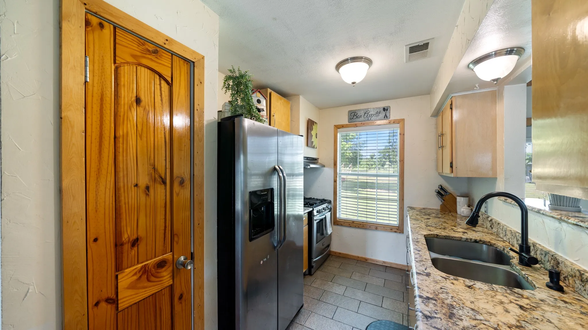 Single Family Residence For Sale in Van Zandt County , 29080 State Highway 19 N, Athens, Texas 75752, 3 Bedrooms, 1 Bathroom, Garage spaces, 1,216 Sqft, built in 1963, Preowned, Price $227,400, mls#20973718, Real Estate Agent in Athens, Homes For Sale in Van Zandt county, Homes For Sale in Athens, Realtor in Athens Texas, Real Estate Brokerage Independent Realty Texas, Luminita Cordes Realtor
