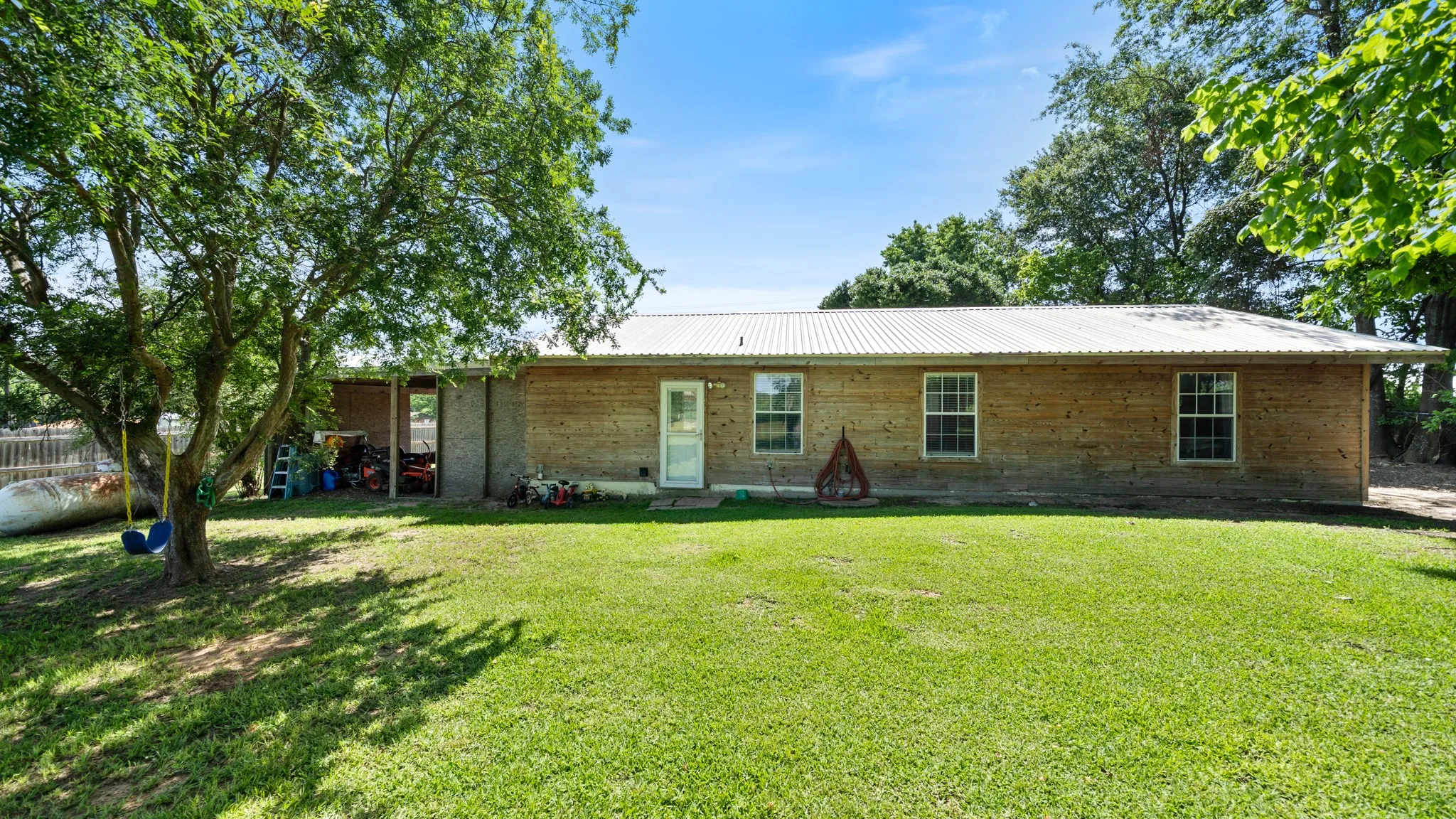 Single Family Residence For Sale in Van Zandt County , 29080 State Highway 19 N, Athens, Texas 75752, 3 Bedrooms, 1 Bathroom, Garage spaces, 1,216 Sqft, built in 1963, Preowned, Price $227,400, mls#20973718, Real Estate Agent in Athens, Homes For Sale in Van Zandt county, Homes For Sale in Athens, Realtor in Athens Texas, Real Estate Brokerage Independent Realty Texas, Luminita Cordes Realtor