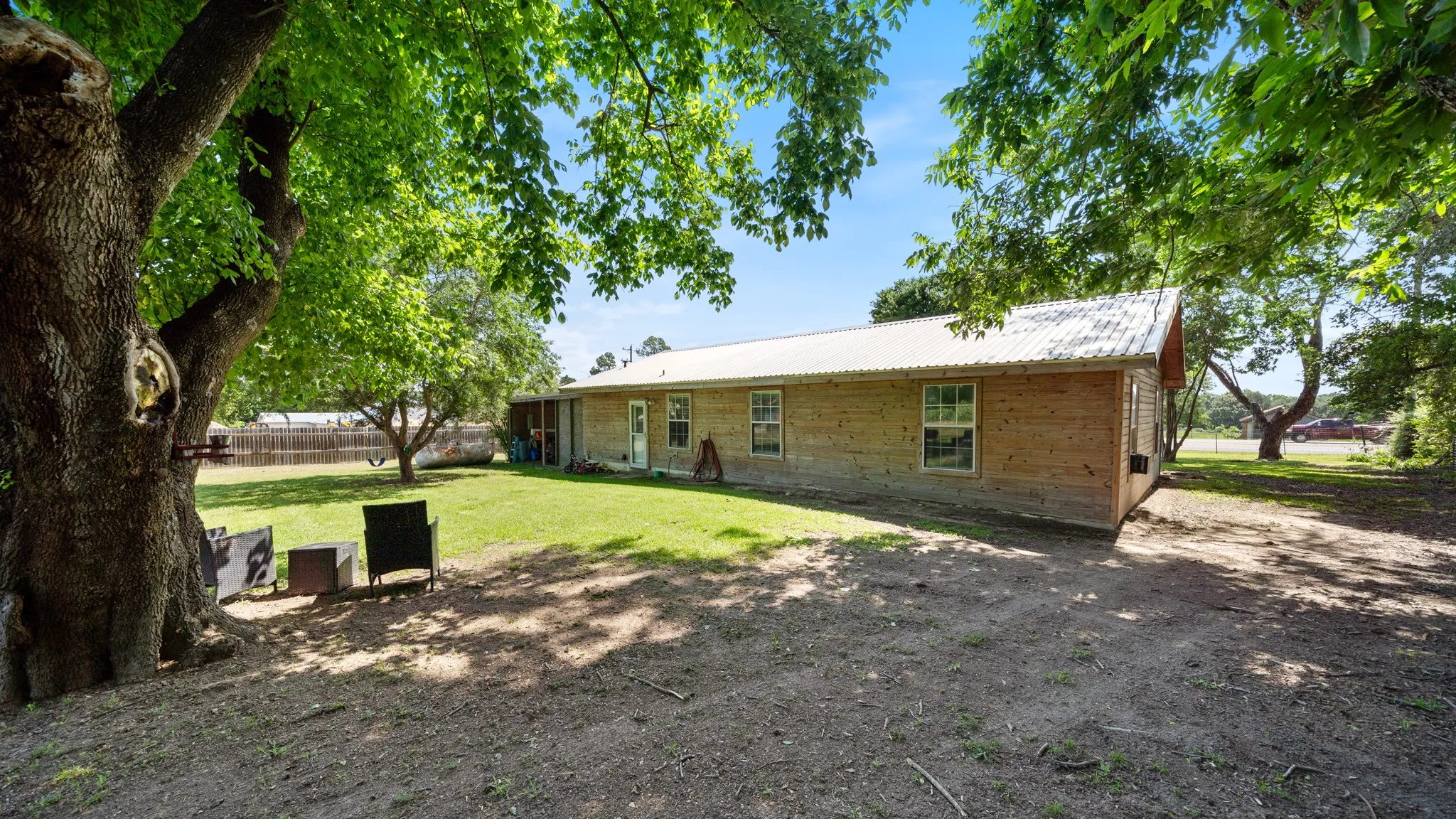 Single Family Residence For Sale in Van Zandt County , 29080 State Highway 19 N, Athens, Texas 75752, 3 Bedrooms, 1 Bathroom, Garage spaces, 1,216 Sqft, built in 1963, Preowned, Price $227,400, mls#20973718, Real Estate Agent in Athens, Homes For Sale in Van Zandt county, Homes For Sale in Athens, Realtor in Athens Texas, Real Estate Brokerage Independent Realty Texas, Luminita Cordes Realtor
