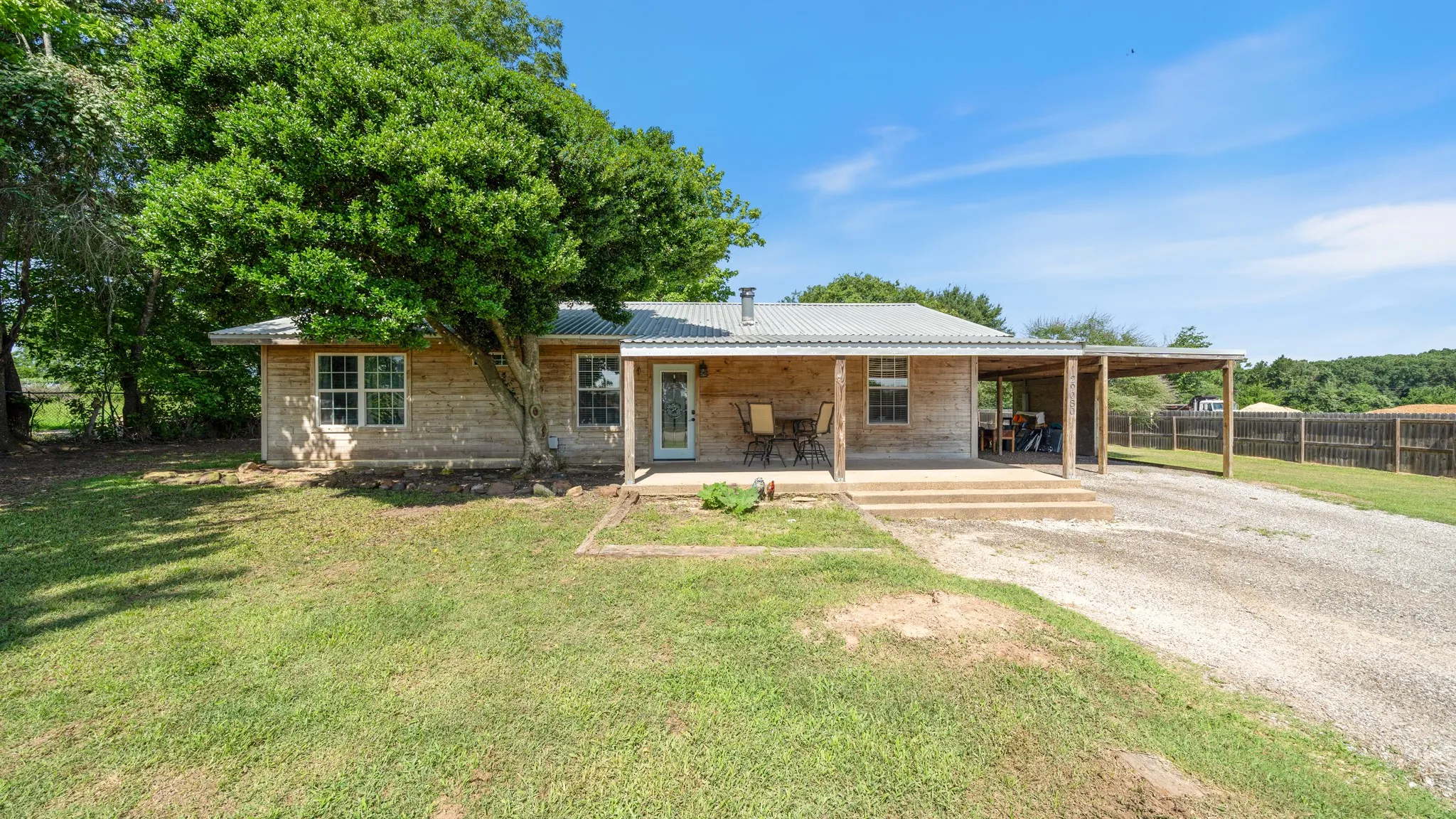Single Family Residence For Sale in Van Zandt County , 29080 State Highway 19 N, Athens, Texas 75752, 3 Bedrooms, 1 Bathroom, Garage spaces, 1,216 Sqft, built in 1963, Preowned, Price $227,400, mls#20973718, Real Estate Agent in Athens, Homes For Sale in Van Zandt county, Homes For Sale in Athens, Realtor in Athens Texas, Real Estate Brokerage Independent Realty Texas, Luminita Cordes Realtor