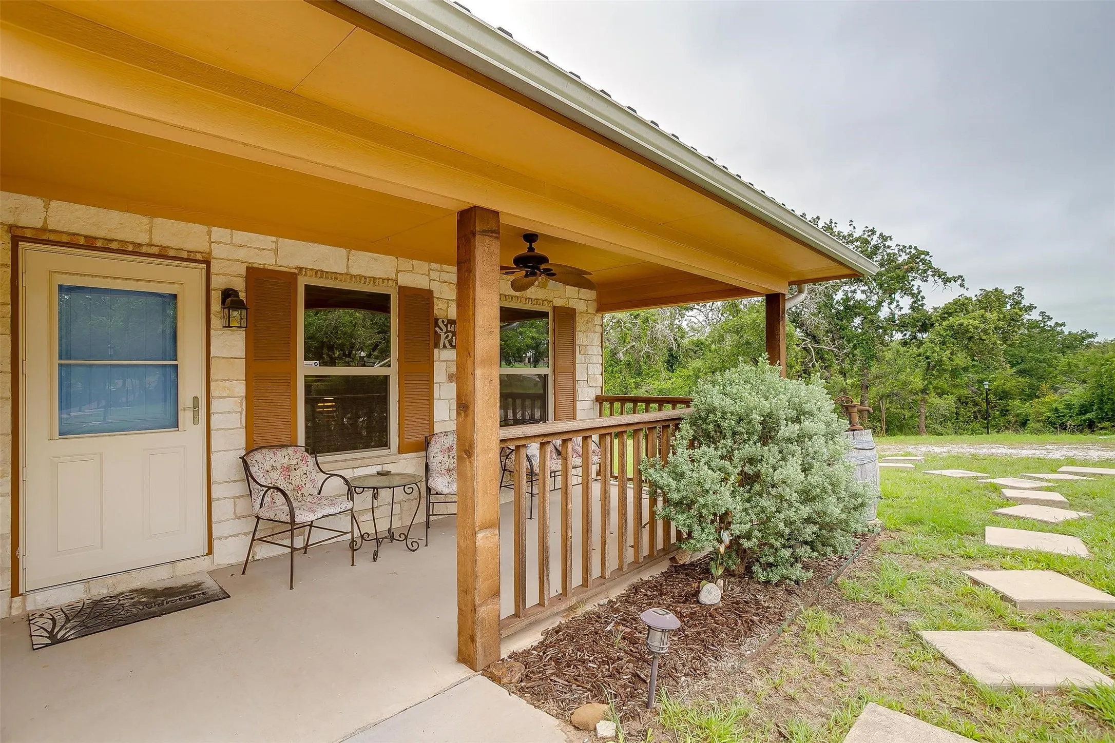 Sun Rise Cabin 2 bedrooms, 1 bath, with kitchen.