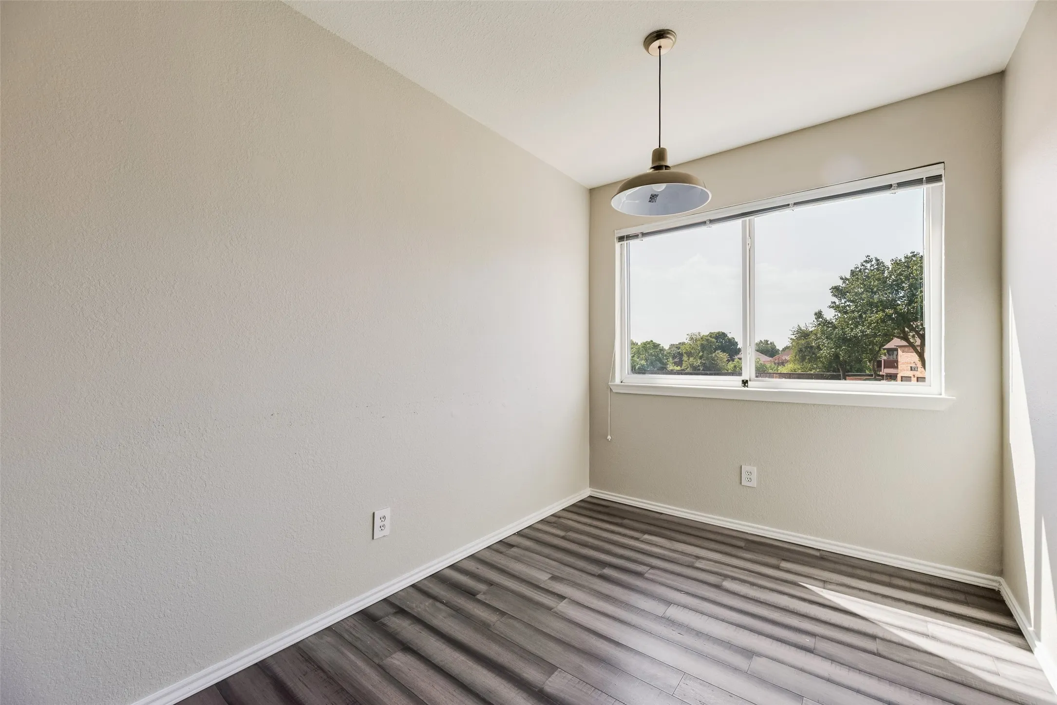 Condominium For Sale in Tarrant County , 1704 Baird Farm Circle 4209, Arlington, Texas 76006, 2 Bedroom, 2 Bathroom, Garage spaces, 1,028 Sqft, built in 1985, Preowned, mls#20976086, Real Estate Agent in Arlington, Homes For Sale in Tarrant county, Homes For Sale in Arlington, Realtor in Arlington Texas, Real Estate Brokerage Independent Realty Texas, Luminita Cordes Realtor