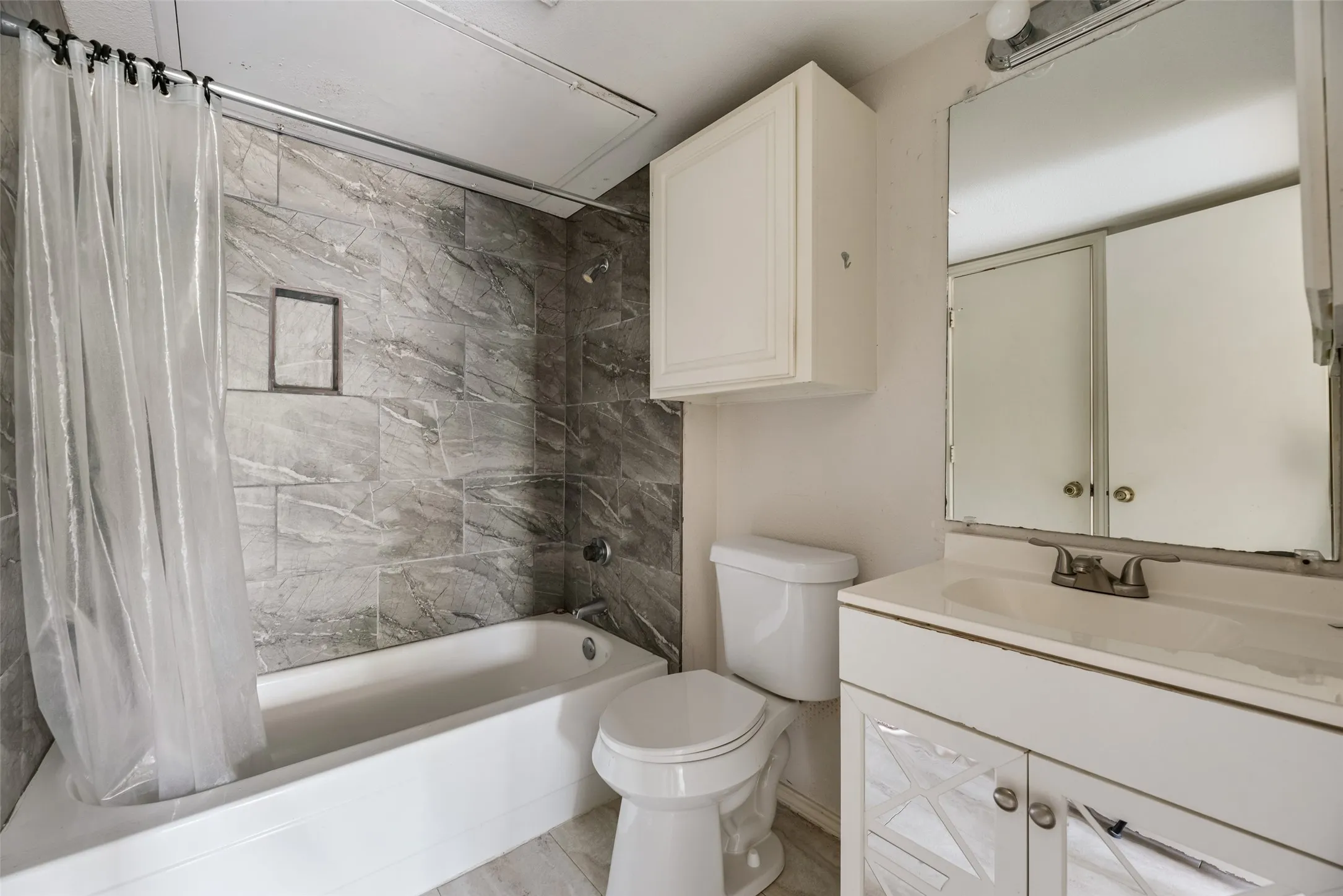 Condominium For Sale in Tarrant County , 1704 Baird Farm Circle 4209, Arlington, Texas 76006, 2 Bedroom, 2 Bathroom, Garage spaces, 1,028 Sqft, built in 1985, Preowned, mls#20976086, Real Estate Agent in Arlington, Homes For Sale in Tarrant county, Homes For Sale in Arlington, Realtor in Arlington Texas, Real Estate Brokerage Independent Realty Texas, Luminita Cordes Realtor