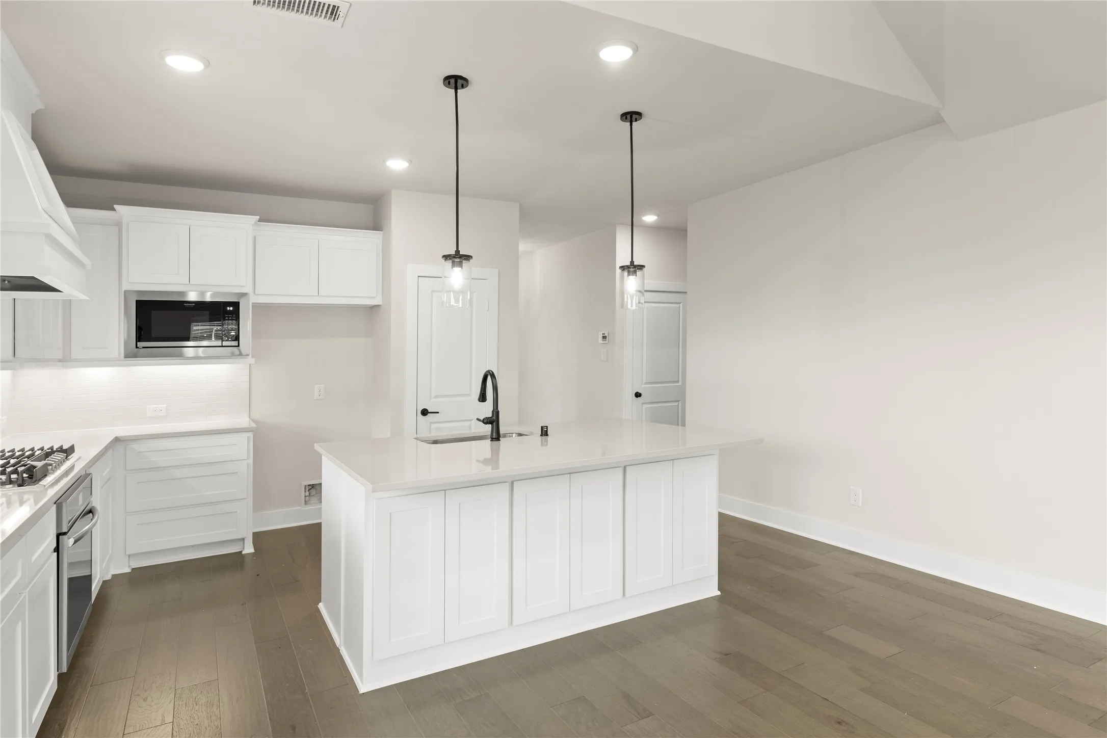 08. 2374 Bell - Kitchen (3)