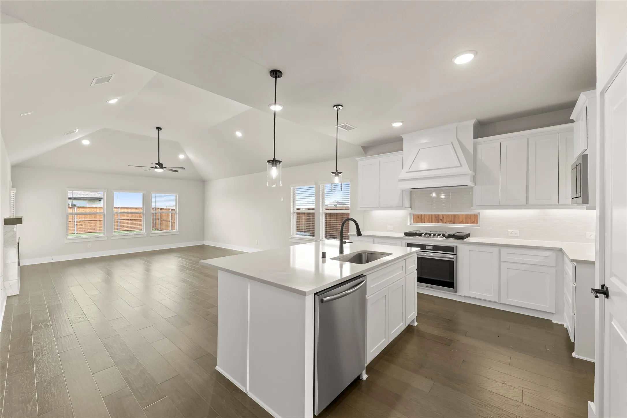 09. 2374 Bell - Kitchen (4)