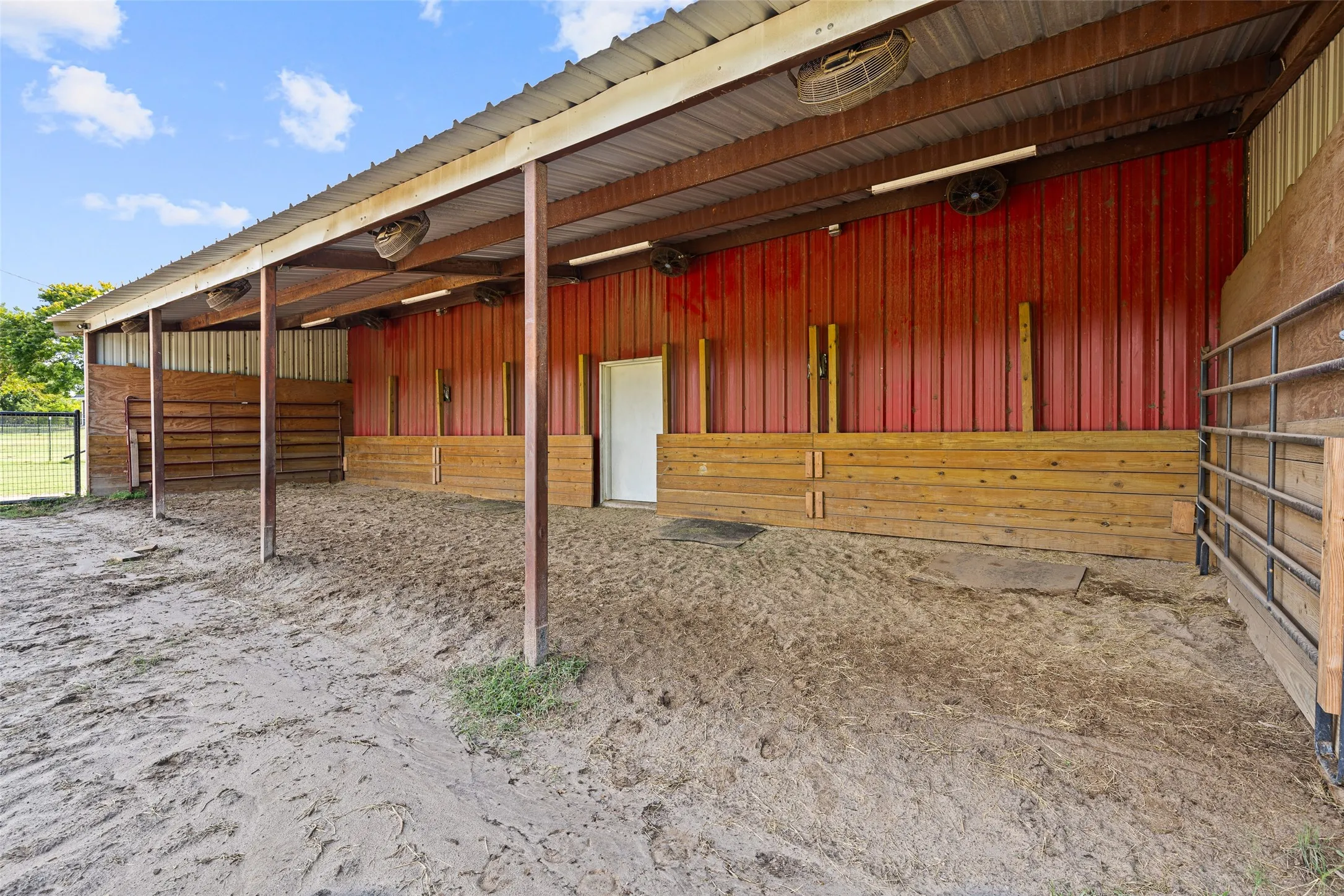 Single Family Residence For Sale in Upshur County , 5989 HWY. 259, Diana, Texas 75640, 3 Bedroom, 3 Bathroom, Garage spaces, 3,490 Sqft, built in 1998, Preowned, mls#20977985, Real Estate Agent in Diana, Homes For Sale in Upshur county, Homes For Sale in Diana, Realtor in Diana Texas, Real Estate Brokerage Independent Realty Texas, Luminita Cordes Realtor
