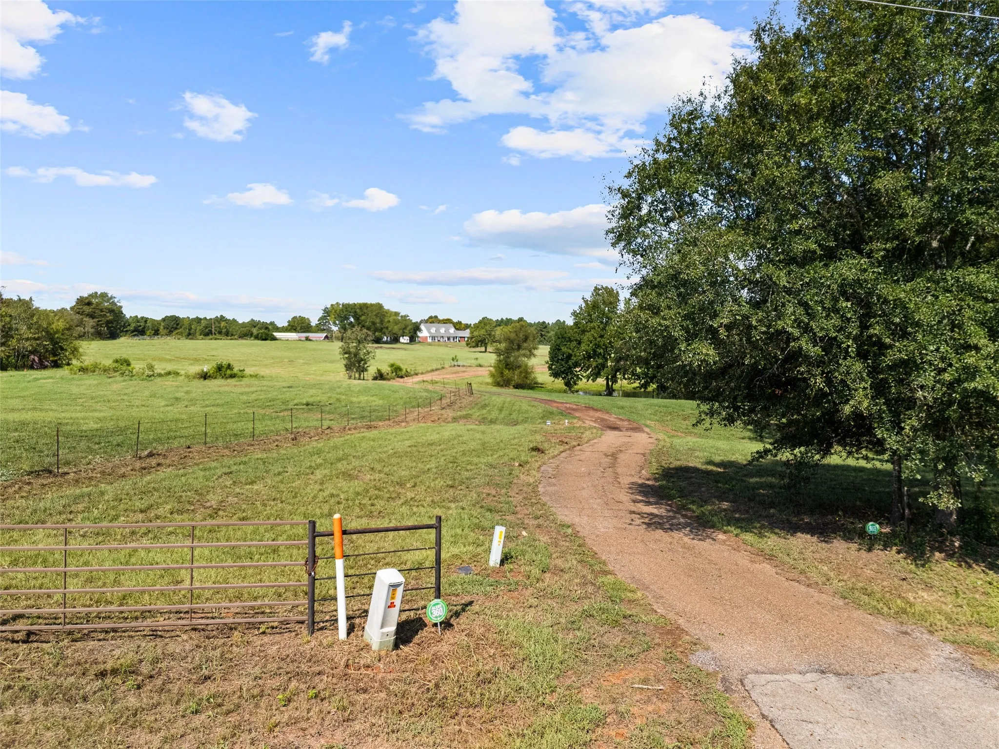 Single Family Residence For Sale in Upshur County , 5989 HWY. 259, Diana, Texas 75640, 3 Bedroom, 3 Bathroom, Garage spaces, 3,490 Sqft, built in 1998, Preowned, mls#20977985, Real Estate Agent in Diana, Homes For Sale in Upshur county, Homes For Sale in Diana, Realtor in Diana Texas, Real Estate Brokerage Independent Realty Texas, Luminita Cordes Realtor