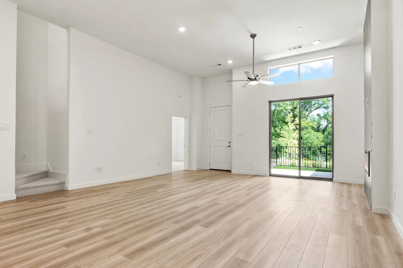 008-8513DelRioTrail-Rowlett-TX-75089-Living.jpg-SMALL