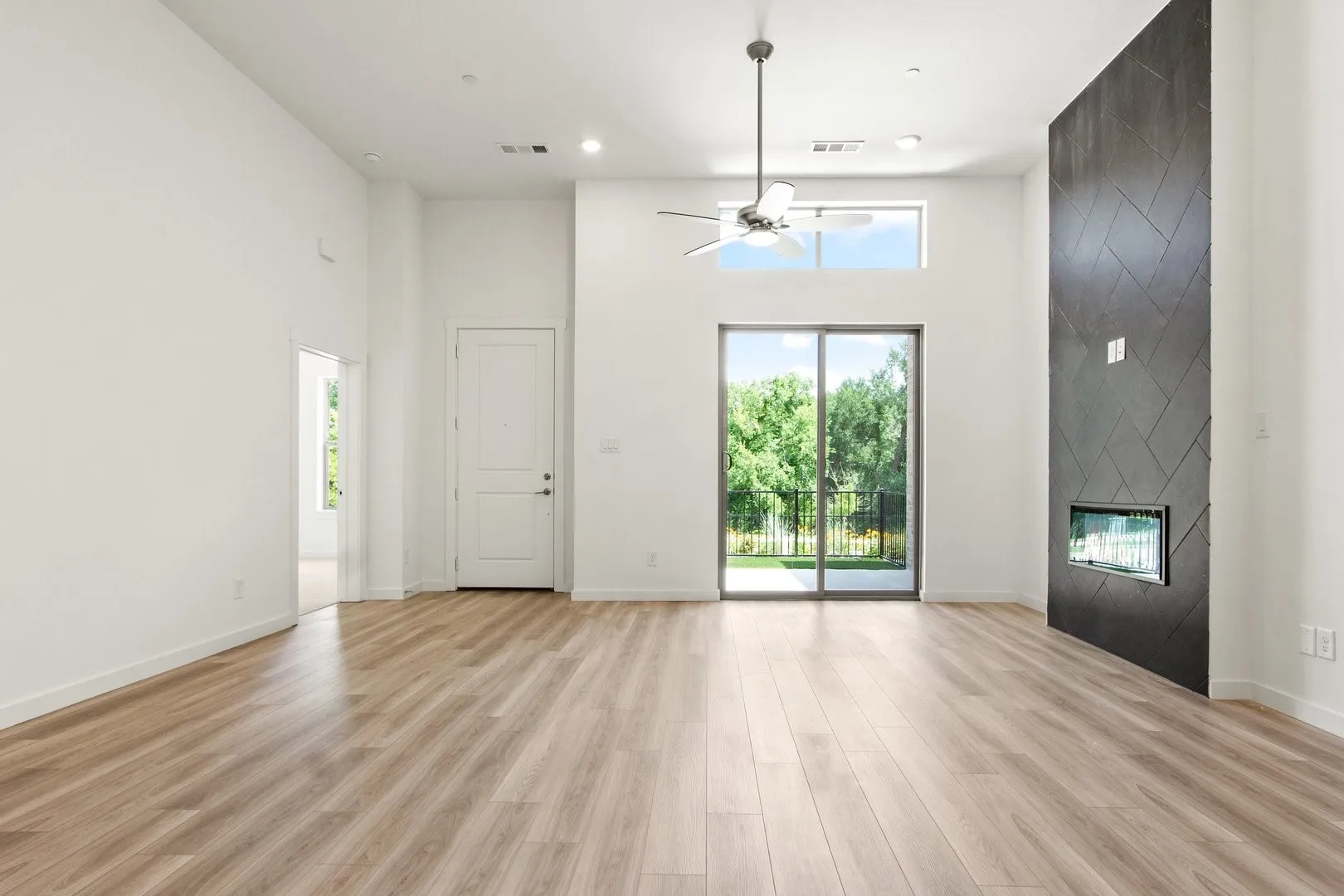 007-8513DelRioTrail-Rowlett-TX-75089-Living.jpg-SMALL