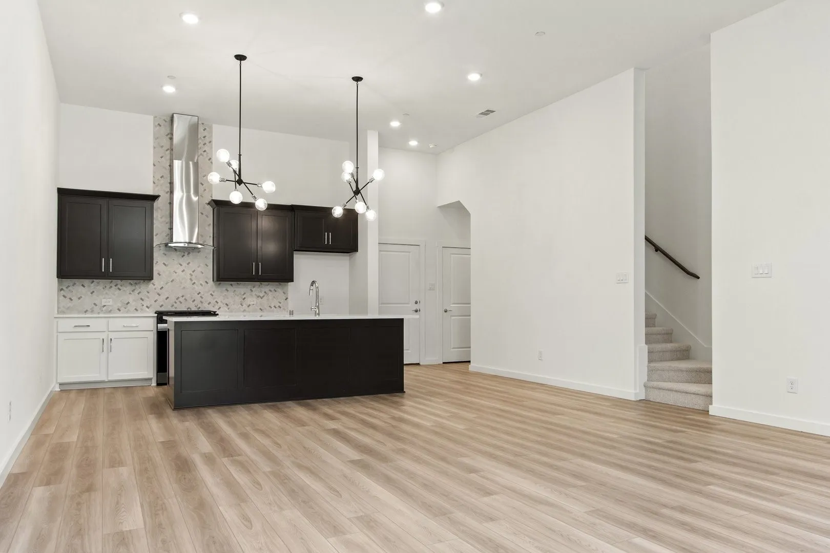 009-8513DelRioTrail-Rowlett-TX-75089-Living.jpg-SMALL