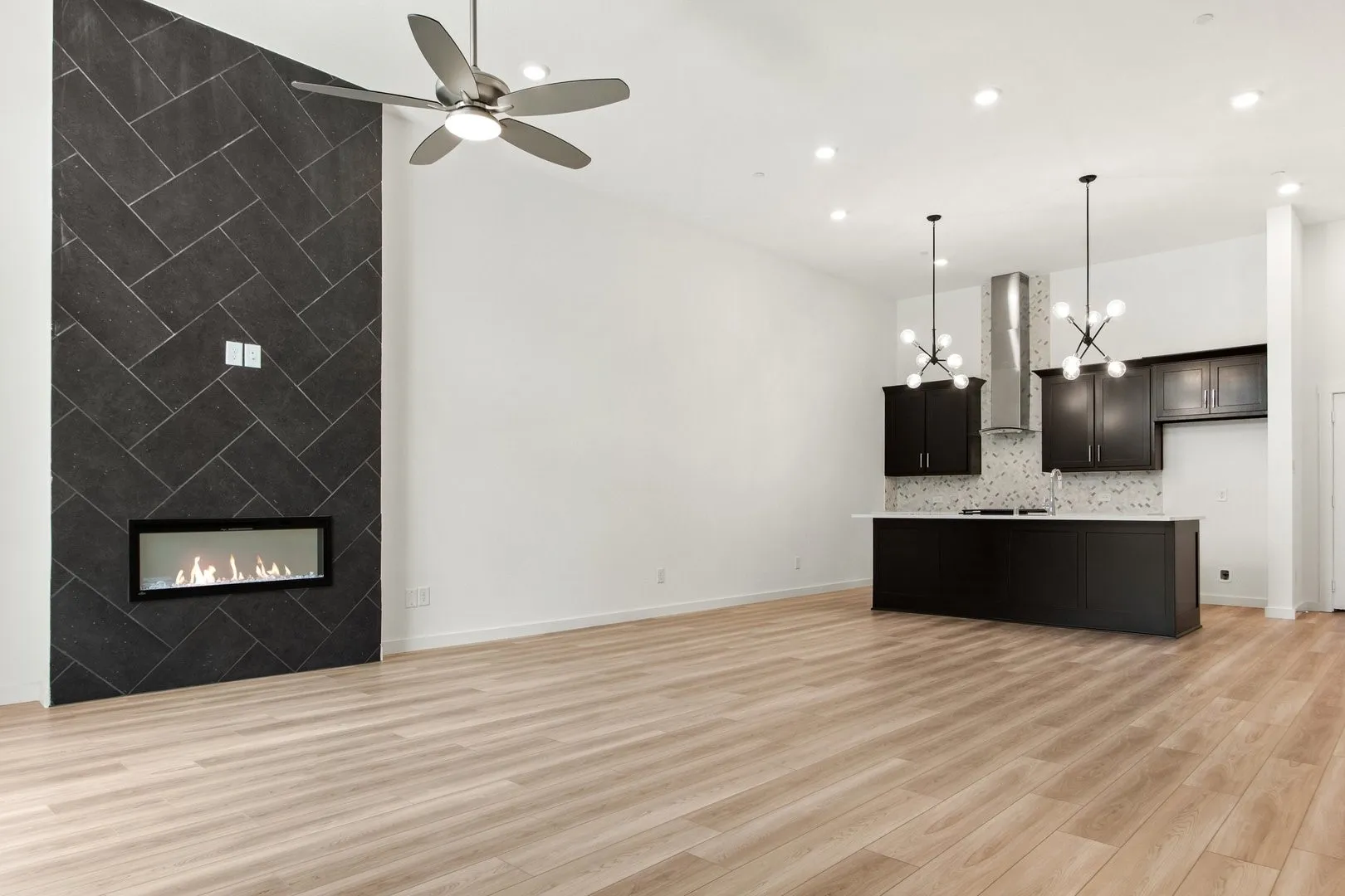 010-8513DelRioTrail-Rowlett-TX-75089-Living.jpg-SMALL