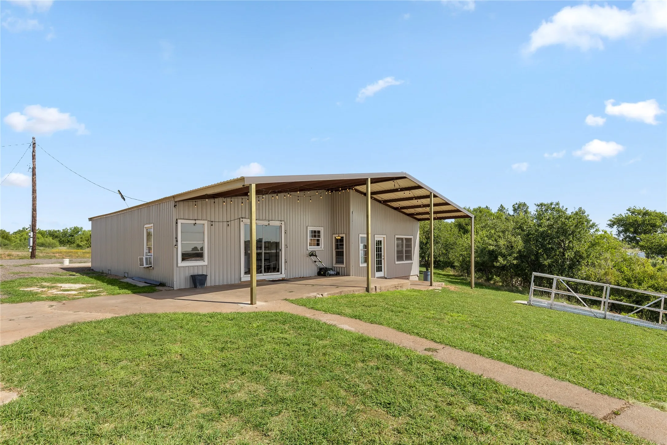 Single Family Residence For Sale in Baylor County , 894 W Moonshine Road, Seymour, Texas 76380, 3 Bedroom, 1 Bathroom, Garage spaces, 1,504 Sqft, built in 2000, mls#20978304, Real Estate Agent in Seymour, Homes For Sale in Baylor county, Homes For Sale in Seymour, Realtor in Seymour Texas, Real Estate Brokerage Independent Realty Texas, Luminita Cordes Realtor