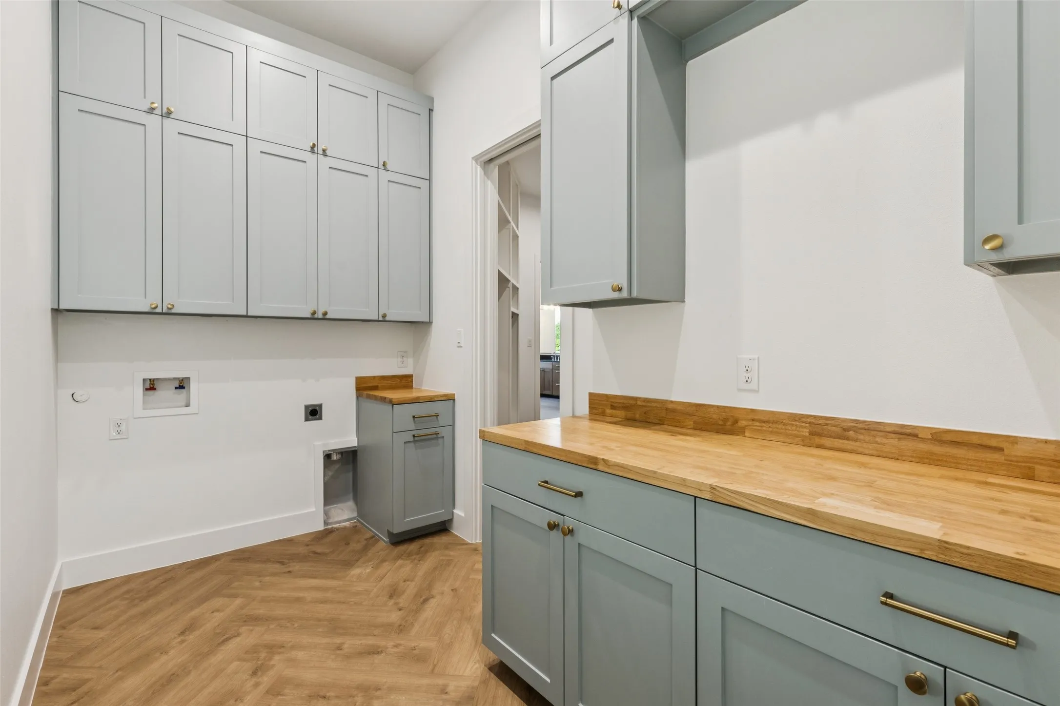 Single Family Residence For Sale in Ellis County , 4930 Magnolia Trail, Midlothian, Texas 76065, 4 Bedroom, 5 Bathroom, 3 Garage spaces, 4,658 Sqft, built in 2025, New Construction - Complete, mls#20978431, Real Estate Agent in Midlothian, Homes For Sale in Ellis county, Homes For Sale in Midlothian, Realtor in Midlothian Texas, Real Estate Brokerage Independent Realty Texas, Luminita Cordes Realtor