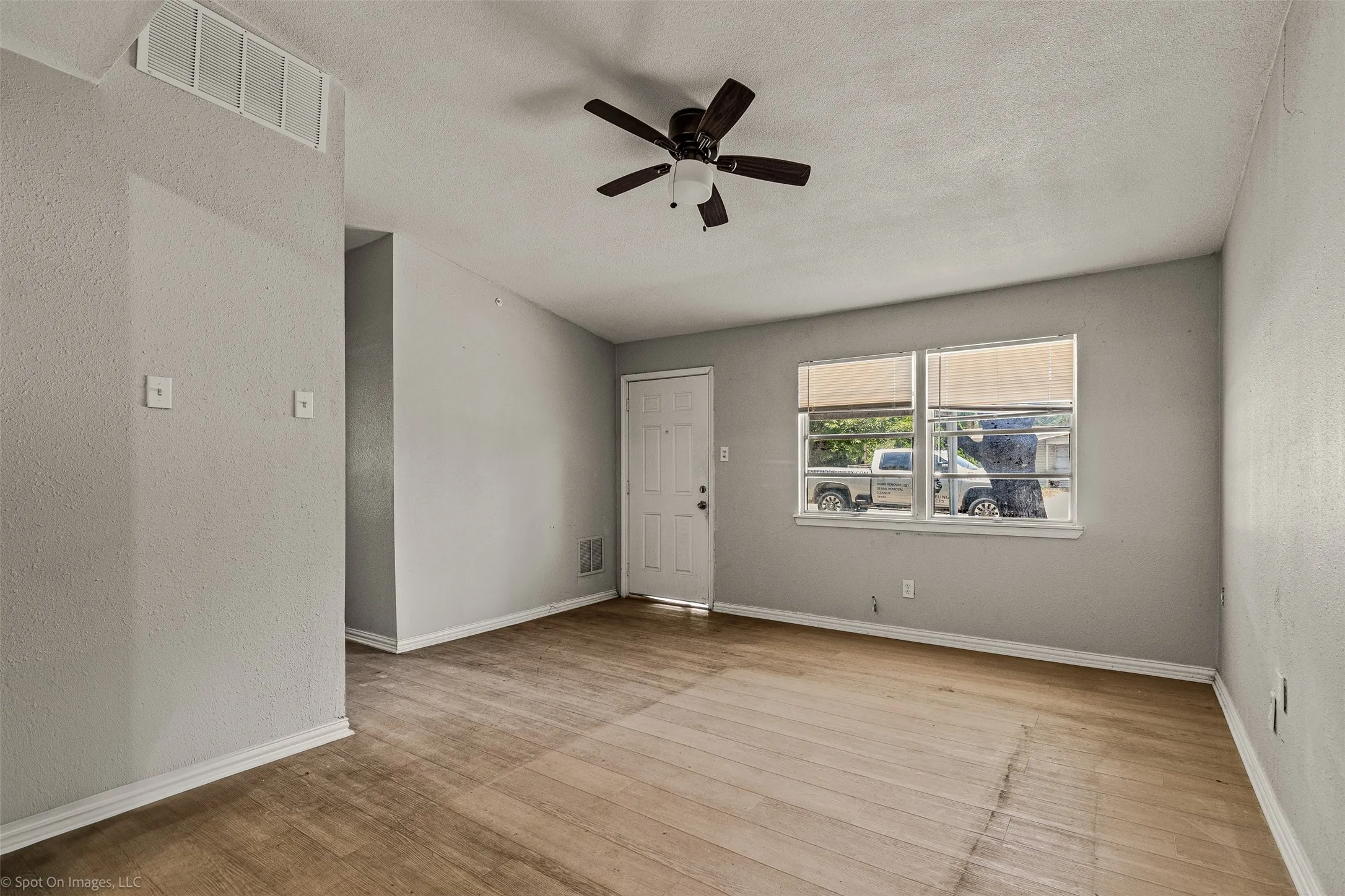 Single Family Residence For Sale in Dallas County , 1814 Cumberland Drive, Garland, Texas 75040, 4 Bedroom, 2 Bathroom, Garage spaces, 1,386 Sqft, built in 1958, mls#20980074, Real Estate Agent in Garland, Homes For Sale in Dallas county, Homes For Sale in Garland, Realtor in Garland Texas, Real Estate Brokerage Independent Realty Texas, Luminita Cordes Realtor