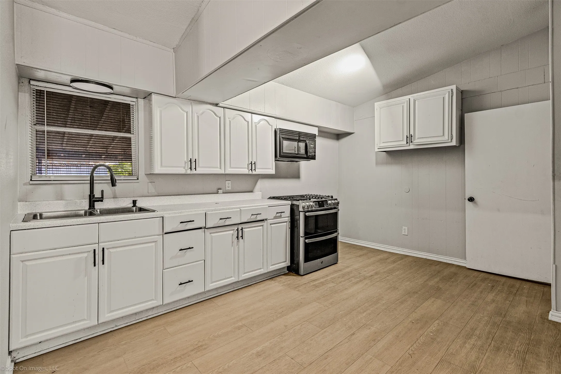 Single Family Residence For Sale in Dallas County , 1814 Cumberland Drive, Garland, Texas 75040, 4 Bedroom, 2 Bathroom, Garage spaces, 1,386 Sqft, built in 1958, mls#20980074, Real Estate Agent in Garland, Homes For Sale in Dallas county, Homes For Sale in Garland, Realtor in Garland Texas, Real Estate Brokerage Independent Realty Texas, Luminita Cordes Realtor