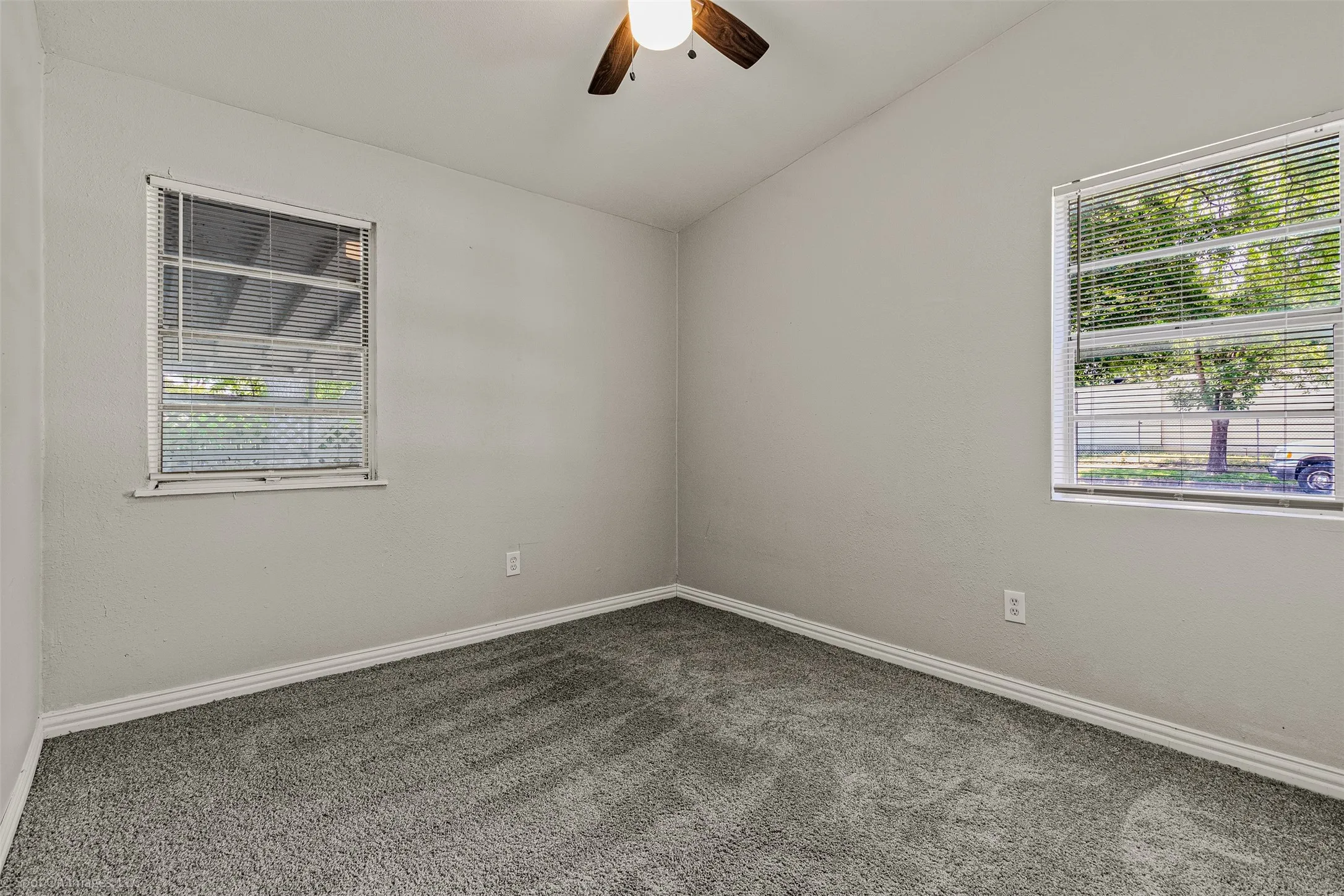 Single Family Residence For Sale in Dallas County , 1814 Cumberland Drive, Garland, Texas 75040, 4 Bedroom, 2 Bathroom, Garage spaces, 1,386 Sqft, built in 1958, mls#20980074, Real Estate Agent in Garland, Homes For Sale in Dallas county, Homes For Sale in Garland, Realtor in Garland Texas, Real Estate Brokerage Independent Realty Texas, Luminita Cordes Realtor
