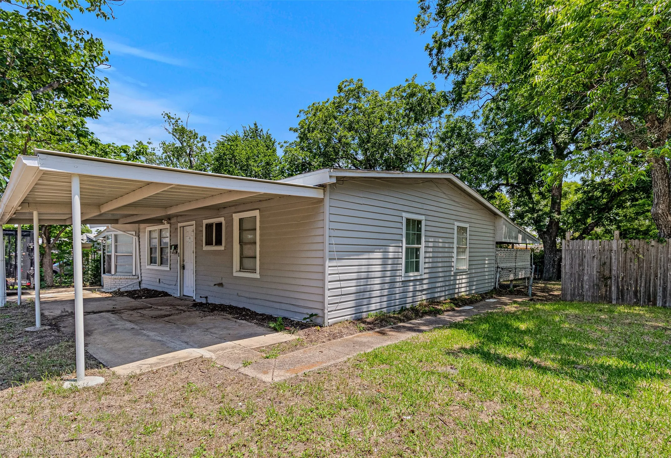 Single Family Residence For Sale in Dallas County , 1814 Cumberland Drive, Garland, Texas 75040, 4 Bedroom, 2 Bathroom, Garage spaces, 1,386 Sqft, built in 1958, mls#20980074, Real Estate Agent in Garland, Homes For Sale in Dallas county, Homes For Sale in Garland, Realtor in Garland Texas, Real Estate Brokerage Independent Realty Texas, Luminita Cordes Realtor