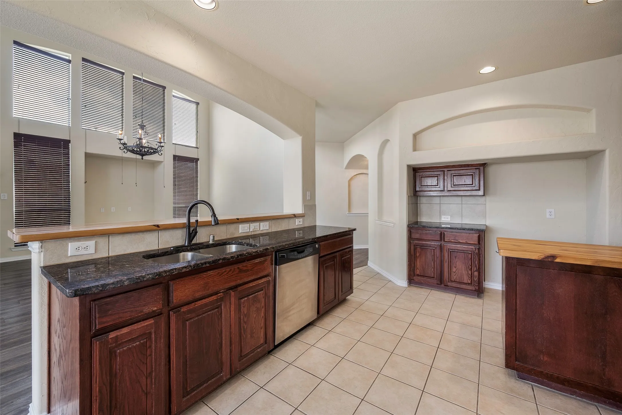 Single Family Residence For Sale in Dallas County , 2505 Claymore Avenue, Garland, Texas 75043, 5 Bedrooms, 3 Bathrooms, 3 Garage spaces, 3,833 Sqft, built in 2008, Preowned, Price $574,999, mls#20978348, Real Estate Agent in Garland, Homes For Sale in Dallas county, Homes For Sale in Garland, Realtor in Garland Texas, Real Estate Brokerage Independent Realty Texas, Luminita Cordes Realtor