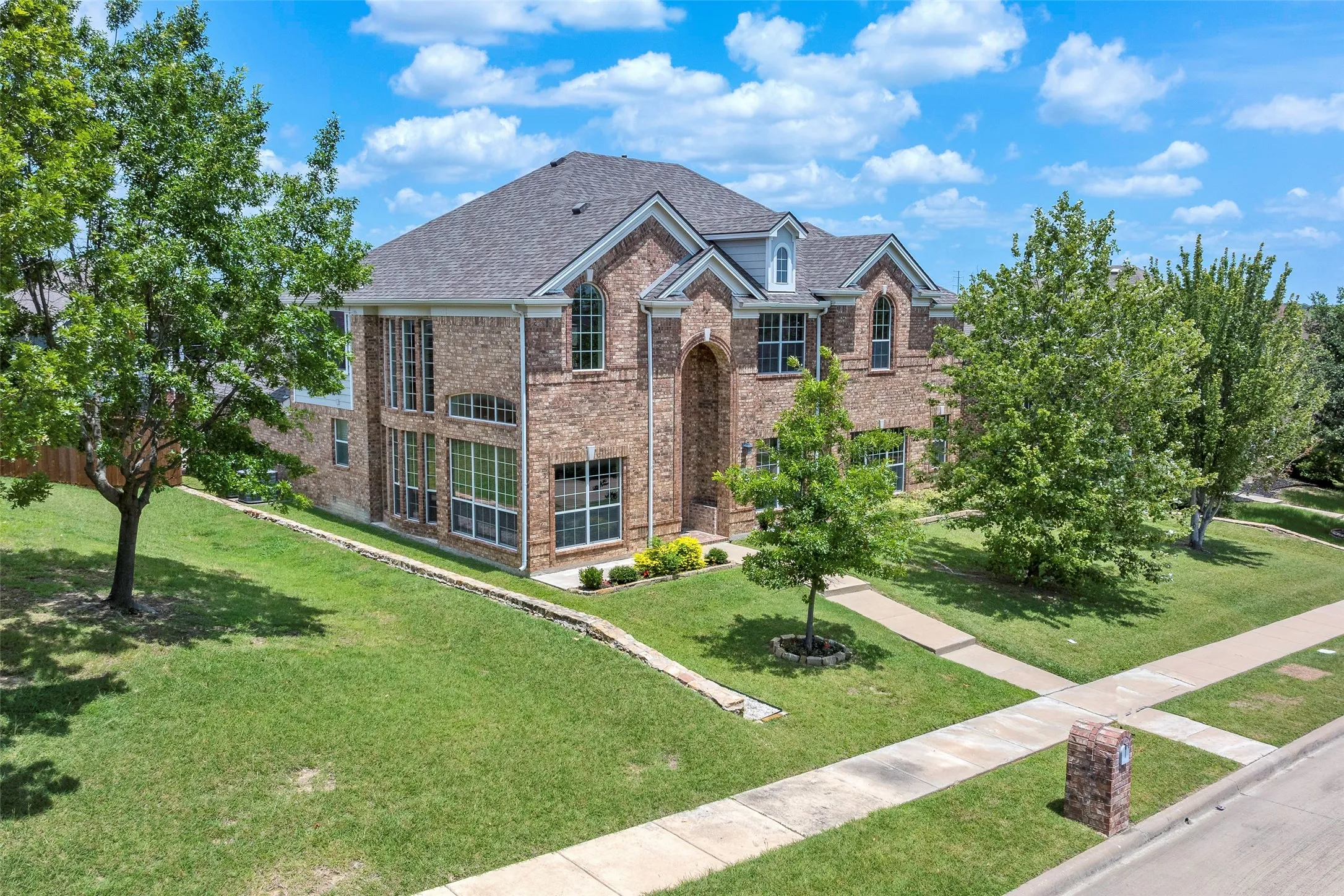 Single Family Residence For Sale in Dallas County , 2505 Claymore Avenue, Garland, Texas 75043, 5 Bedrooms, 3 Bathrooms, 3 Garage spaces, 3,833 Sqft, built in 2008, Preowned, Price $574,999, mls#20978348, Real Estate Agent in Garland, Homes For Sale in Dallas county, Homes For Sale in Garland, Realtor in Garland Texas, Real Estate Brokerage Independent Realty Texas, Luminita Cordes Realtor