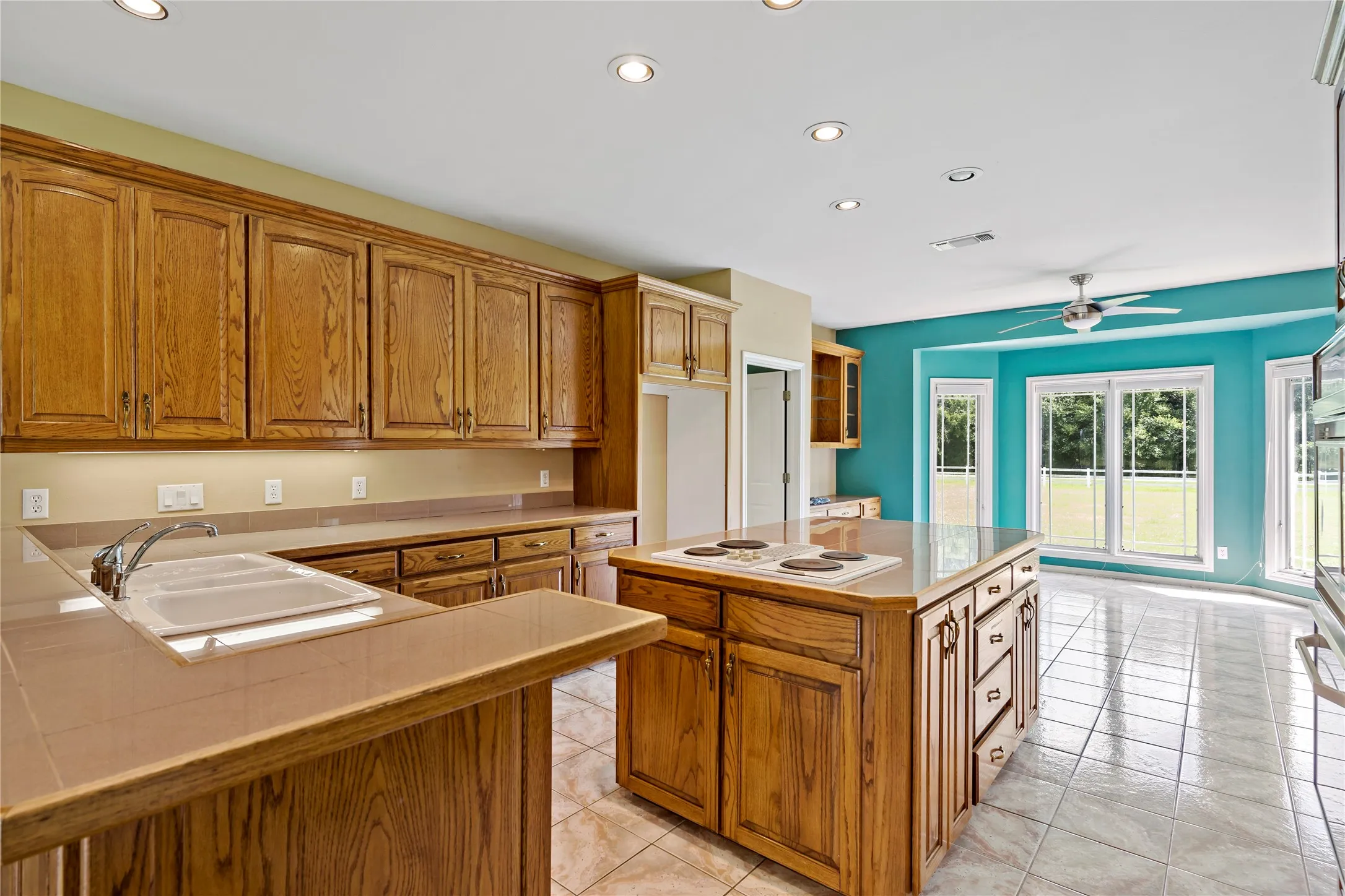 Single Family Residence For Sale in Lamar County , 4905 Trails End, Paris, Texas 75462, 5 Bedrooms, 4 Bathrooms, 5 Garage spaces, 4,140 Sqft, built in 1993, Price $975,000, mls#20981074, Real Estate Agent in Paris, Homes For Sale in Lamar county, Homes For Sale in Paris, Realtor in Paris Texas, Real Estate Brokerage Independent Realty Texas, Luminita Cordes Realtor