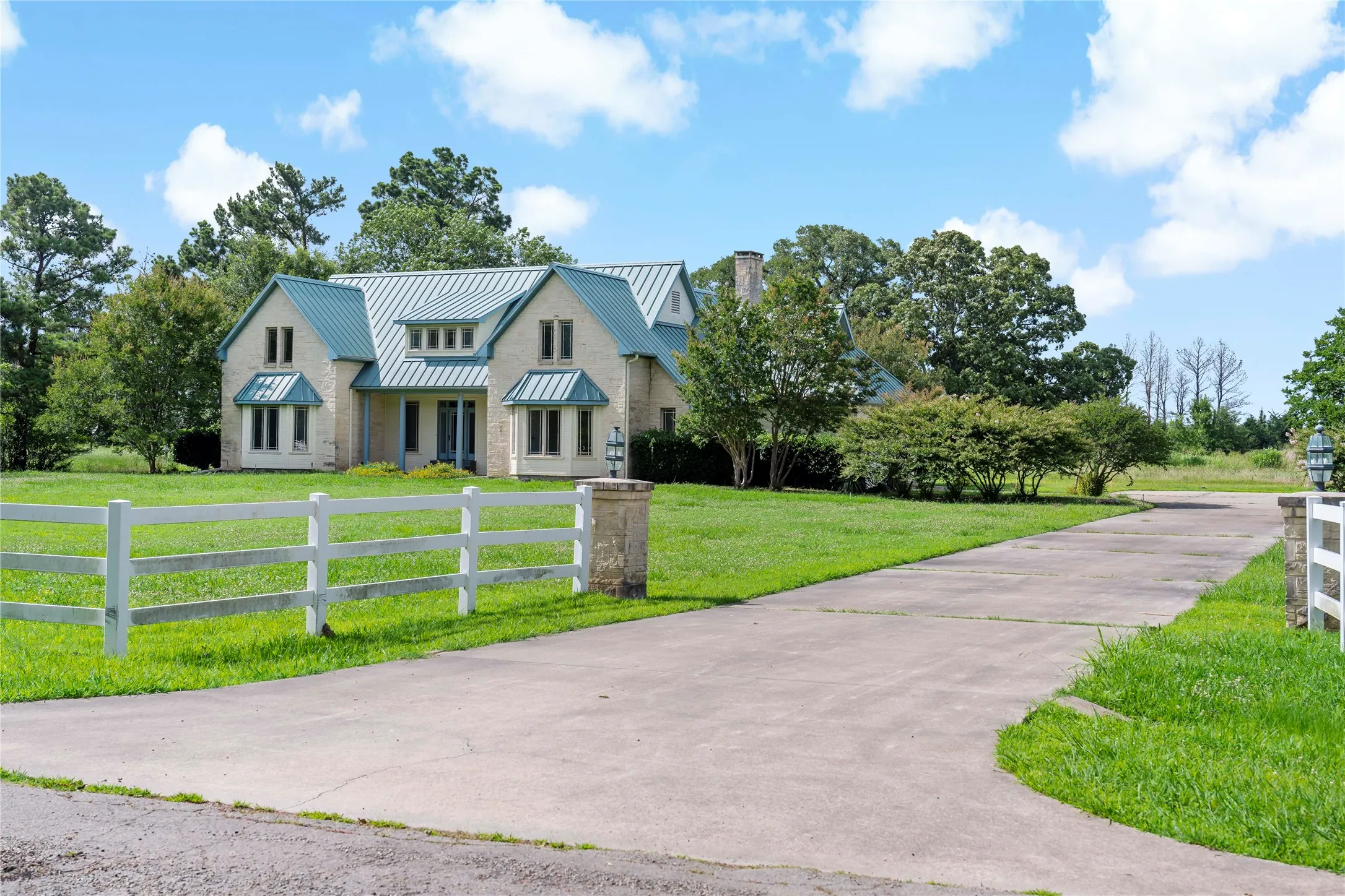 Single Family Residence For Sale in Lamar County , 4905 Trails End, Paris, Texas 75462, 5 Bedrooms, 4 Bathrooms, 5 Garage spaces, 4,140 Sqft, built in 1993, Price $975,000, mls#20981074, Real Estate Agent in Paris, Homes For Sale in Lamar county, Homes For Sale in Paris, Realtor in Paris Texas, Real Estate Brokerage Independent Realty Texas, Luminita Cordes Realtor