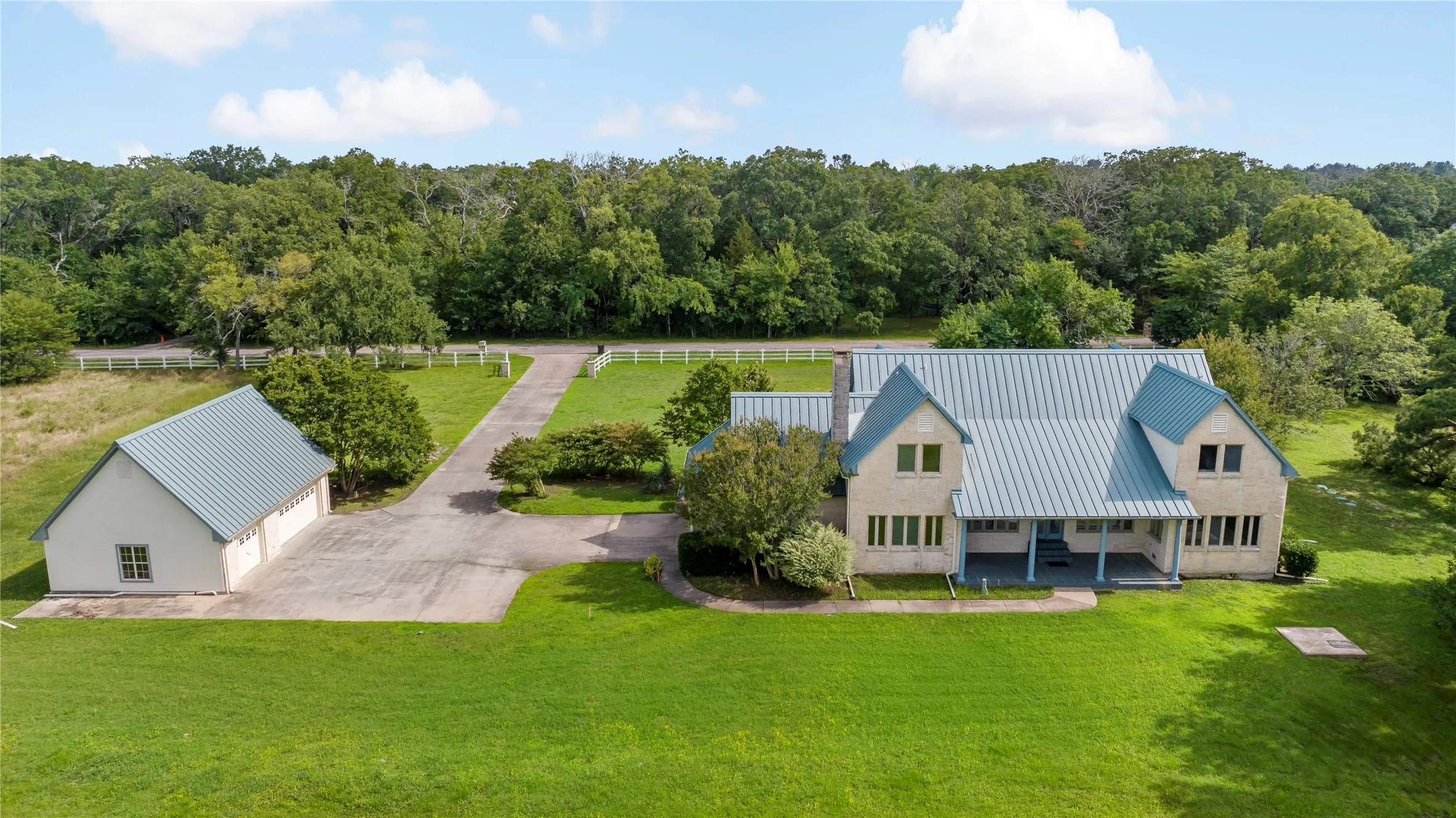 Single Family Residence For Sale in Lamar County , 4905 Trails End, Paris, Texas 75462, 5 Bedrooms, 4 Bathrooms, 5 Garage spaces, 4,140 Sqft, built in 1993, Price $975,000, mls#20981074, Real Estate Agent in Paris, Homes For Sale in Lamar county, Homes For Sale in Paris, Realtor in Paris Texas, Real Estate Brokerage Independent Realty Texas, Luminita Cordes Realtor