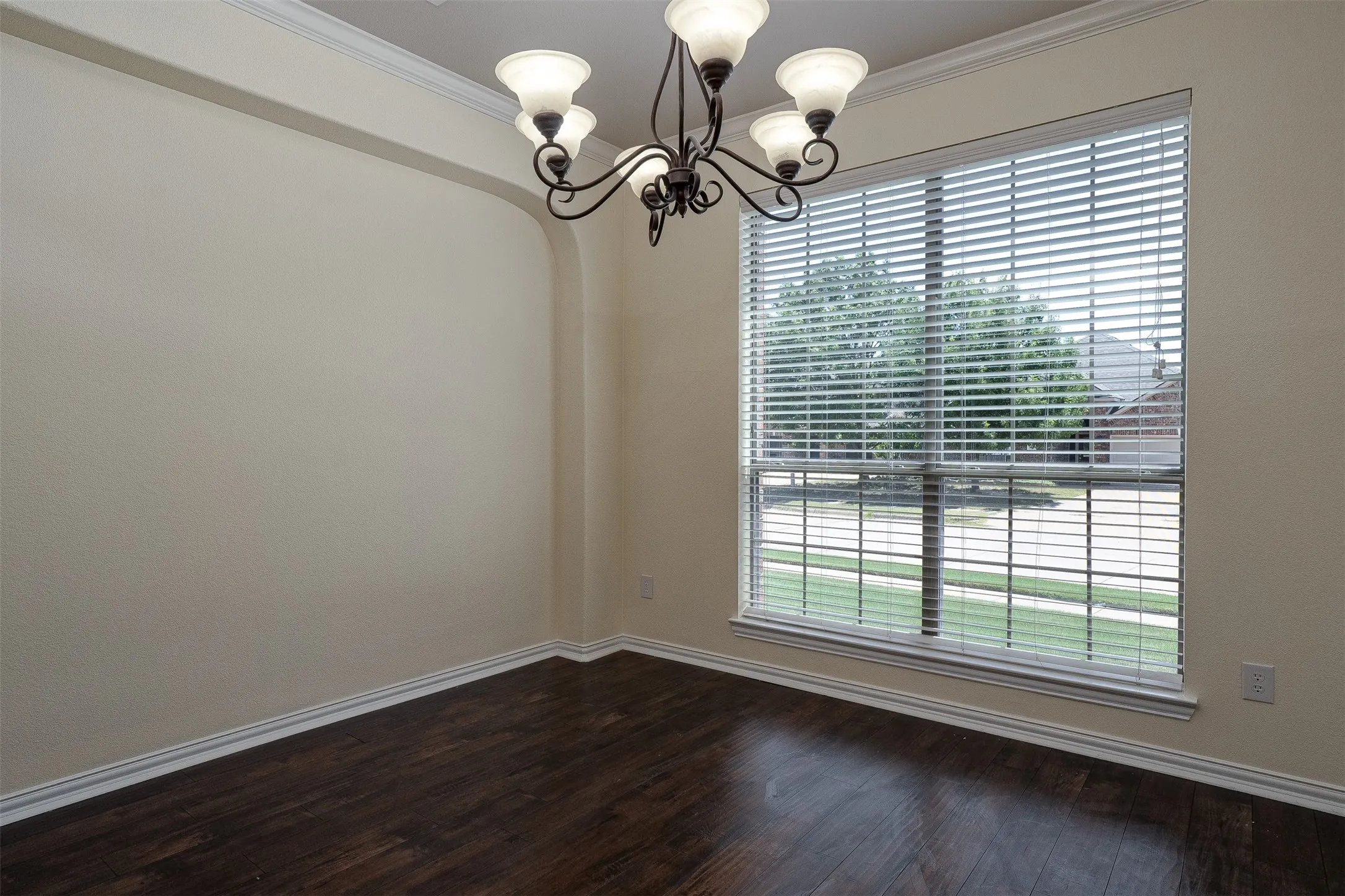 Single Family Residence For Sale in Johnson County , 1220 Berkeley Drive, Burleson, Texas 76028, 5 Bedrooms, 4 Bathrooms, 3 Garage spaces, 4,178 Sqft, built in 2007, Preowned, Price $520,000, mls#20981344, Real Estate Agent in Burleson, Homes For Sale in Johnson county, Homes For Sale in Burleson, Realtor in Burleson Texas, Real Estate Brokerage Independent Realty Texas, Luminita Cordes Realtor