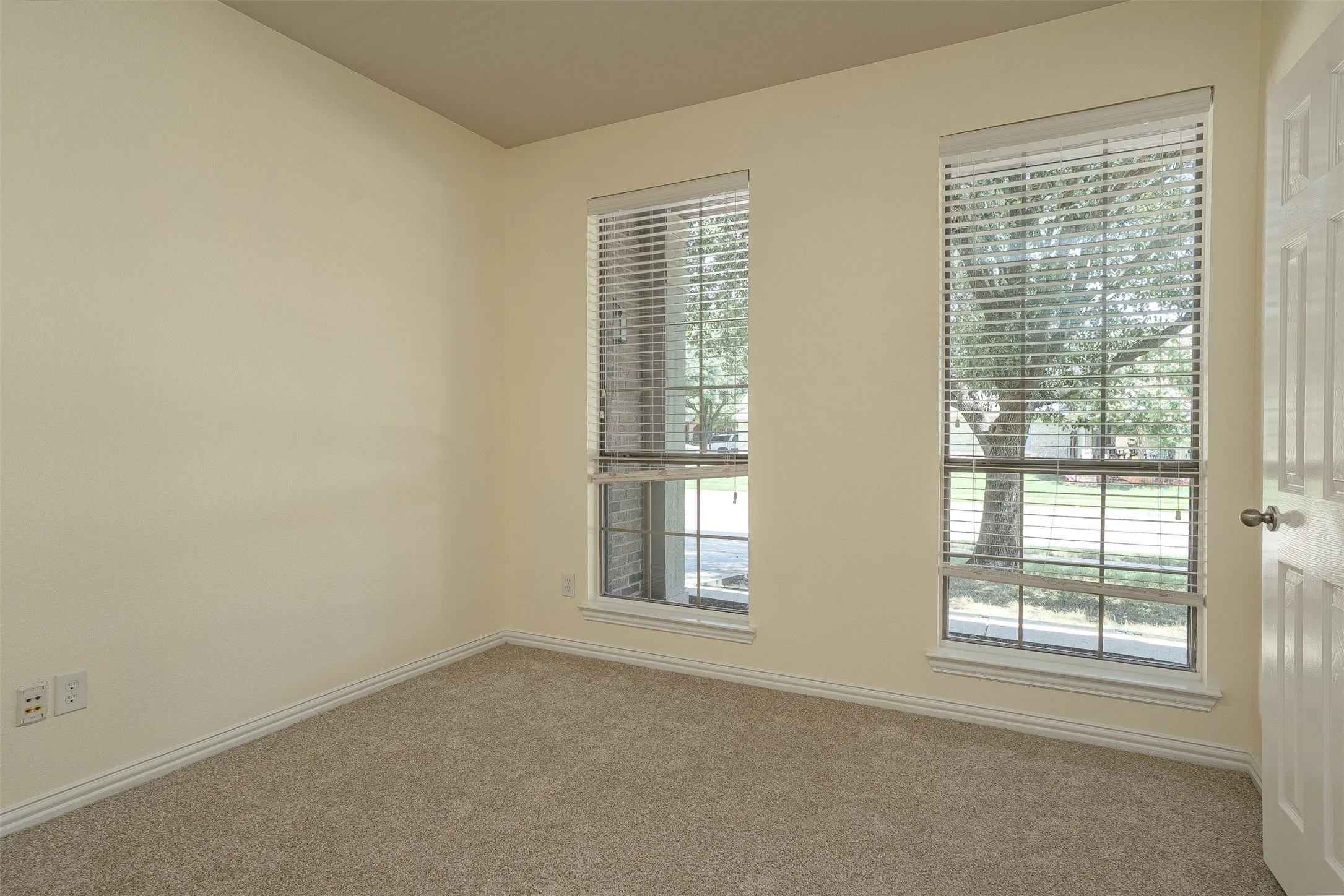 Single Family Residence For Sale in Johnson County , 1220 Berkeley Drive, Burleson, Texas 76028, 5 Bedrooms, 4 Bathrooms, 3 Garage spaces, 4,178 Sqft, built in 2007, Preowned, Price $520,000, mls#20981344, Real Estate Agent in Burleson, Homes For Sale in Johnson county, Homes For Sale in Burleson, Realtor in Burleson Texas, Real Estate Brokerage Independent Realty Texas, Luminita Cordes Realtor