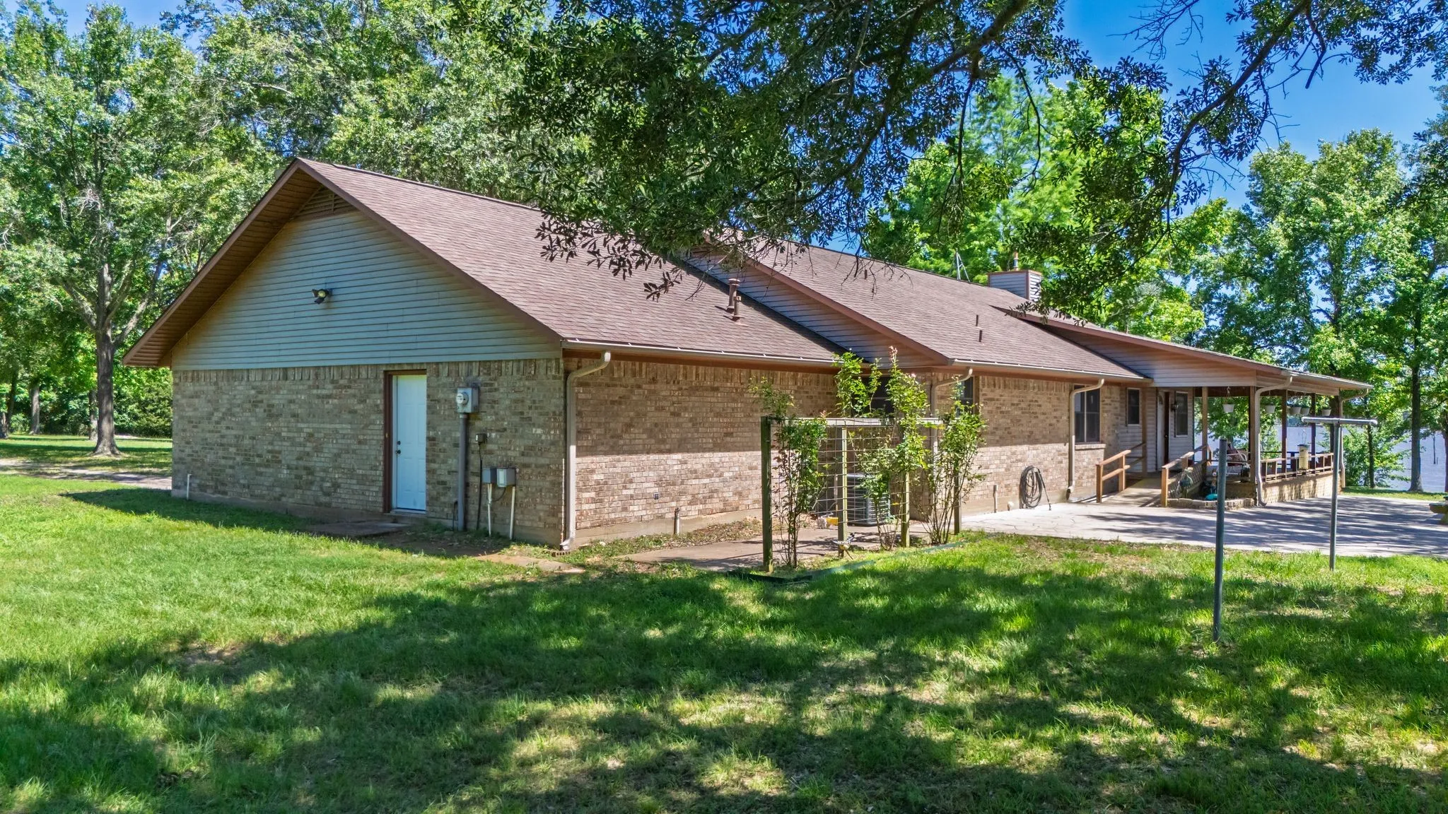 Single Family Residence For Sale in Rains County , 476 Private Road 7326, Emory, Texas 75440, 2 Bedroom, 2 Bathroom, 2 Garage spaces, 1,935 Sqft, built in 1993, Preowned, mls#20943568, Real Estate Agent in Emory, Homes For Sale in Rains county, Homes For Sale in Emory, Realtor in Emory Texas, Real Estate Brokerage Independent Realty Texas, Luminita Cordes Realtor