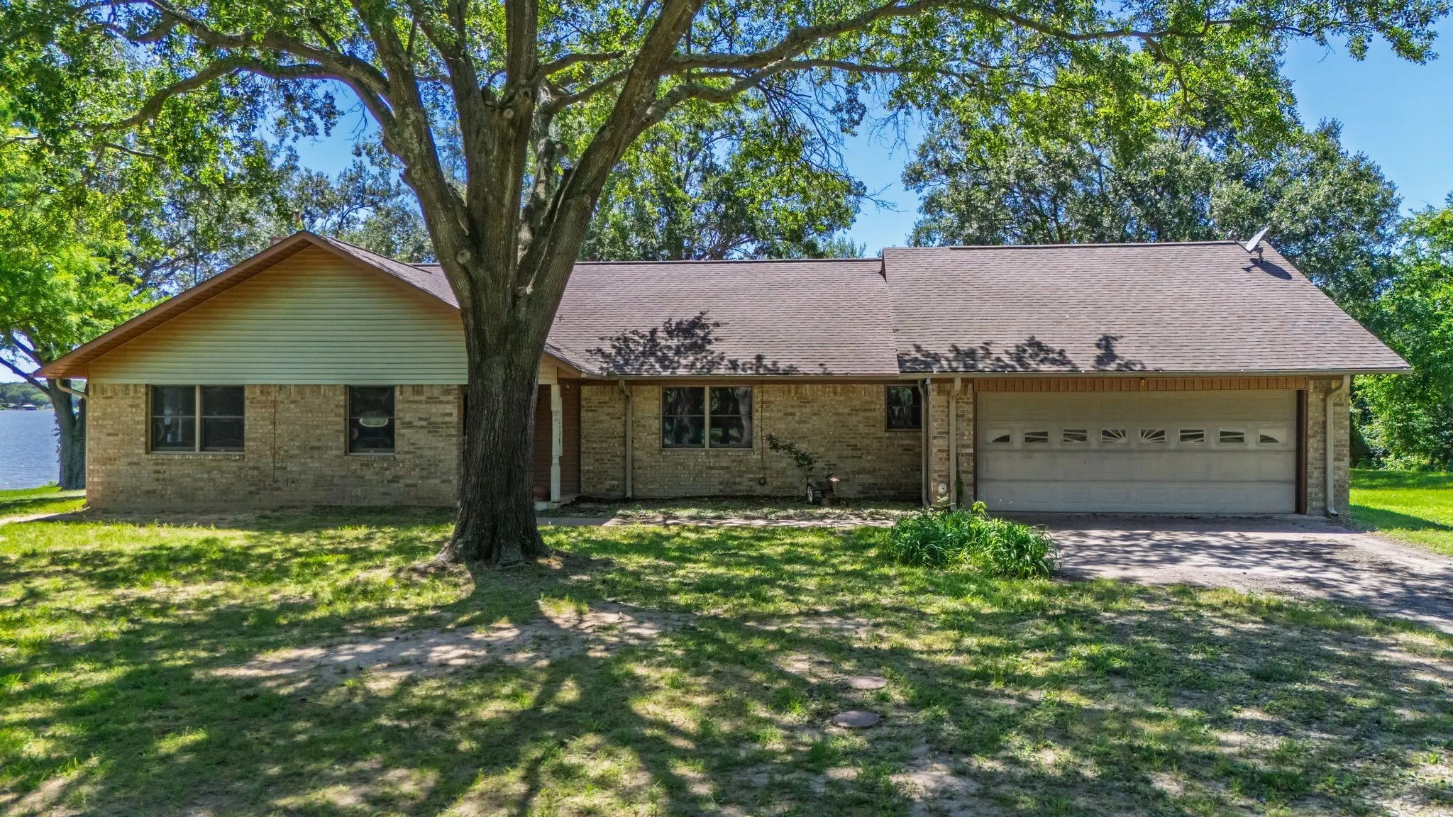 Single Family Residence For Sale in Rains County , 476 Private Road 7326, Emory, Texas 75440, 2 Bedroom, 2 Bathroom, 2 Garage spaces, 1,935 Sqft, built in 1993, Preowned, mls#20943568, Real Estate Agent in Emory, Homes For Sale in Rains county, Homes For Sale in Emory, Realtor in Emory Texas, Real Estate Brokerage Independent Realty Texas, Luminita Cordes Realtor