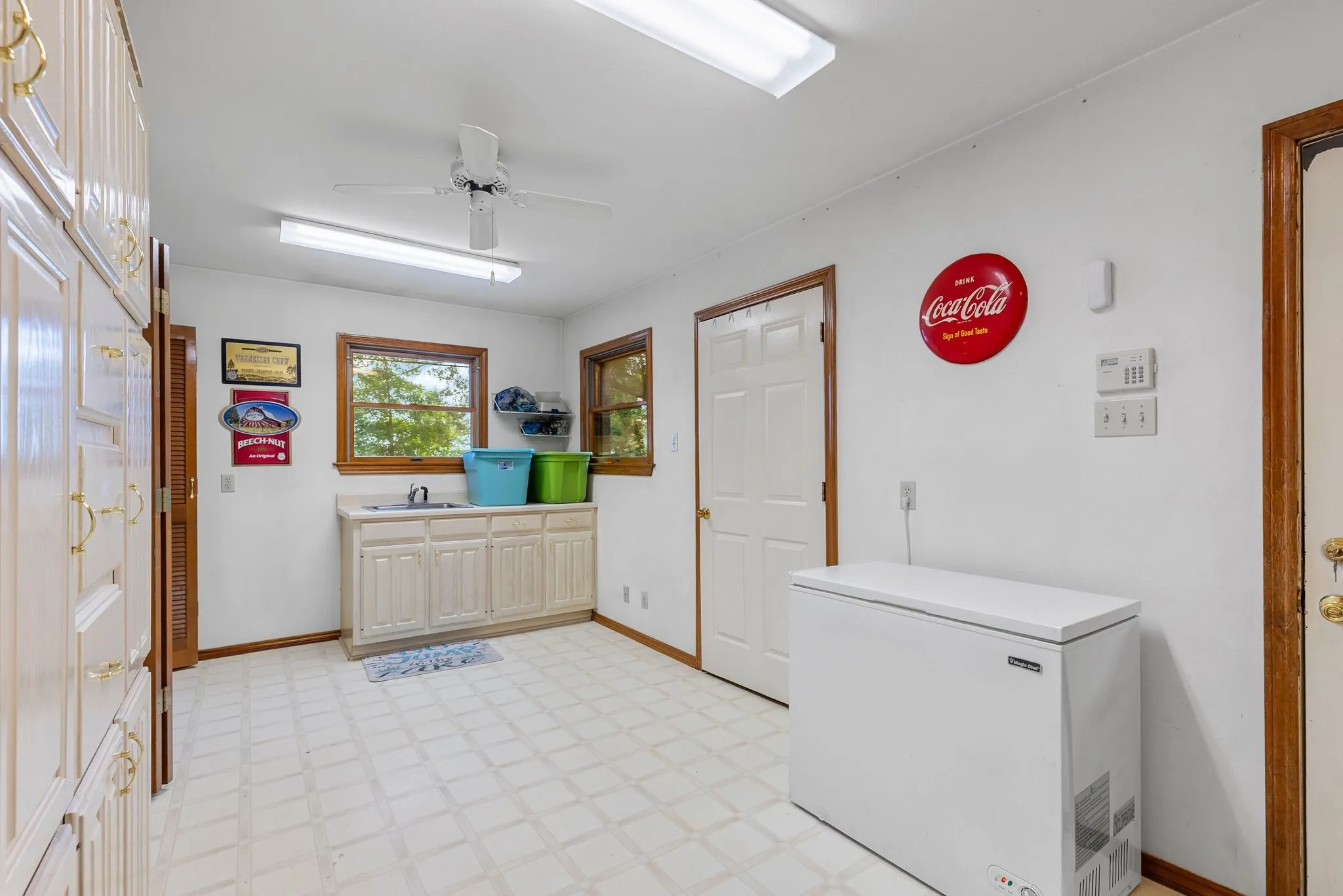Single Family Residence For Sale in Rains County , 476 Private Road 7326, Emory, Texas 75440, 2 Bedroom, 2 Bathroom, 2 Garage spaces, 1,935 Sqft, built in 1993, Preowned, mls#20943568, Real Estate Agent in Emory, Homes For Sale in Rains county, Homes For Sale in Emory, Realtor in Emory Texas, Real Estate Brokerage Independent Realty Texas, Luminita Cordes Realtor