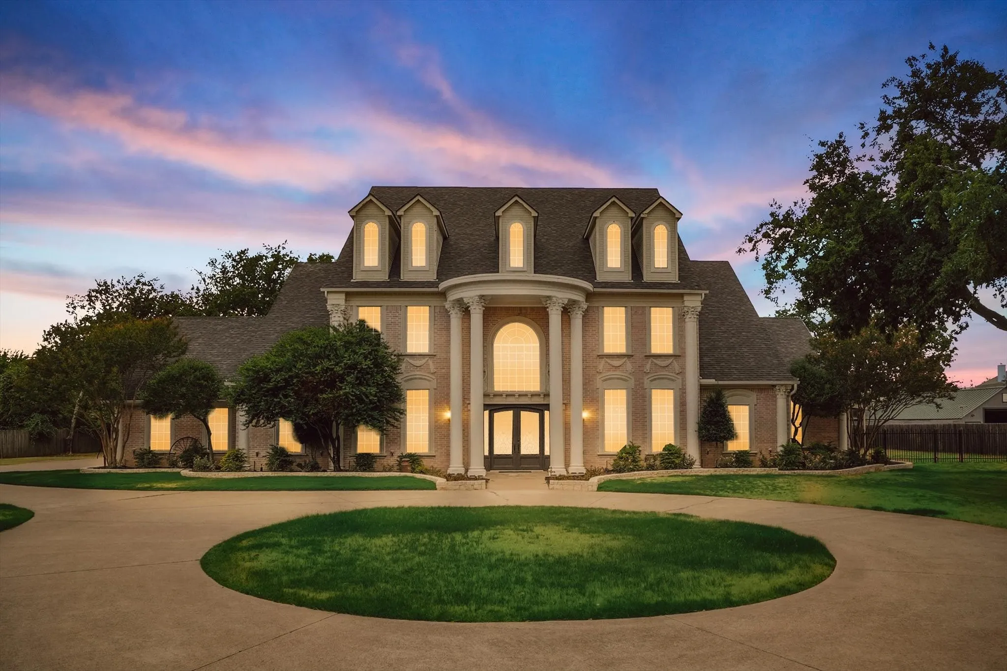 Single Family Residence For Sale in Tarrant County , 2800 Park Drive, Dalworthington Gardens, Texas 76016, 5 Bedroom, 7 Bathroom, 5 Garage spaces, 7,597 Sqft, built in 1996, Price $1,250,000, mls#20982228, Real Estate Agent in Dalworthington Gardens, Homes For Sale in Tarrant county, Homes For Sale in Dalworthington Gardens, Realtor in Dalworthington Gardens Texas, Real Estate Brokerage Independent Realty Texas, Luminita Cordes Realtor