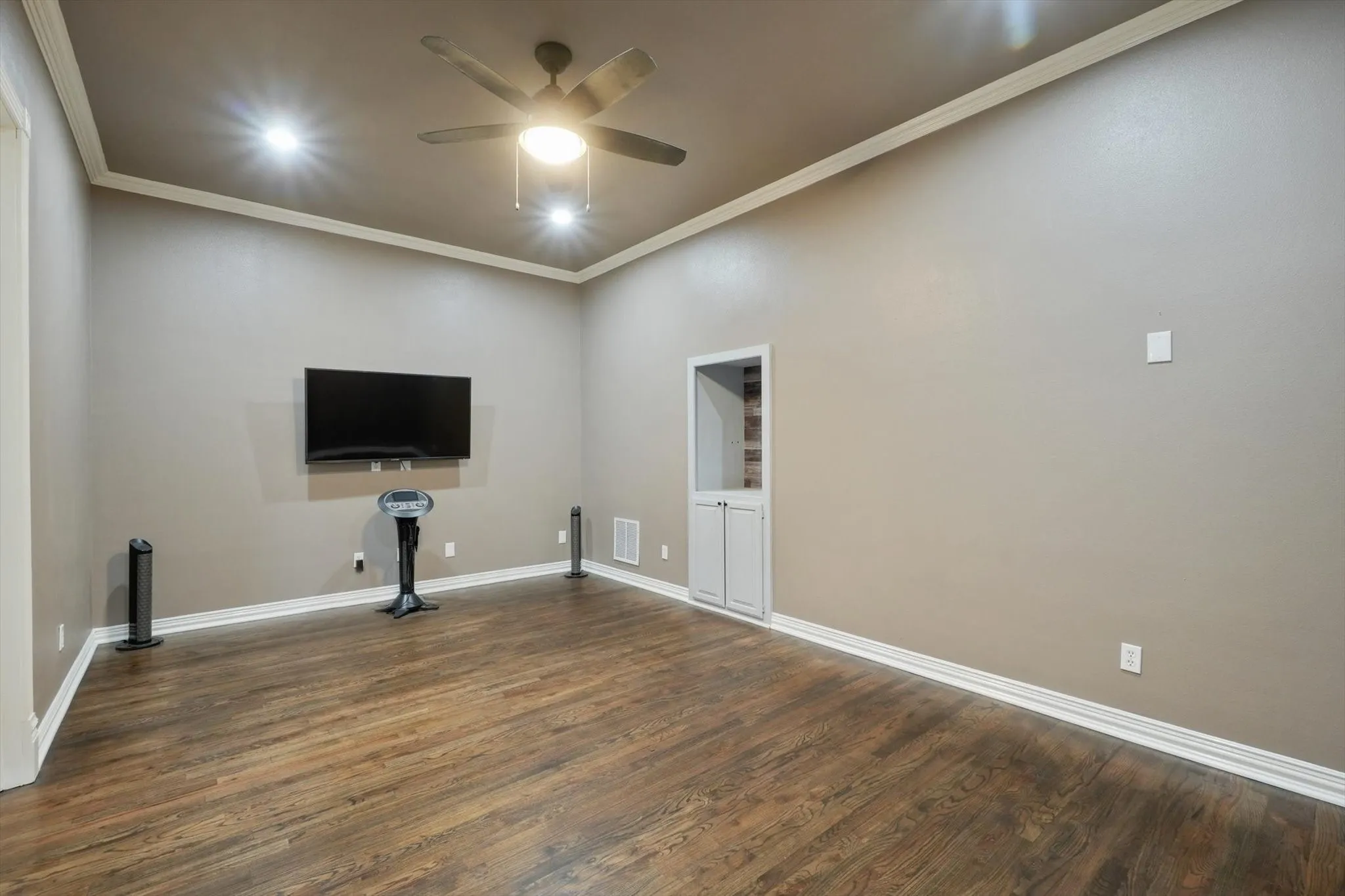 Single Family Residence For Sale in Tarrant County , 2800 Park Drive, Dalworthington Gardens, Texas 76016, 5 Bedroom, 7 Bathroom, 5 Garage spaces, 7,597 Sqft, built in 1996, Price $1,250,000, mls#20982228, Real Estate Agent in Dalworthington Gardens, Homes For Sale in Tarrant county, Homes For Sale in Dalworthington Gardens, Realtor in Dalworthington Gardens Texas, Real Estate Brokerage Independent Realty Texas, Luminita Cordes Realtor