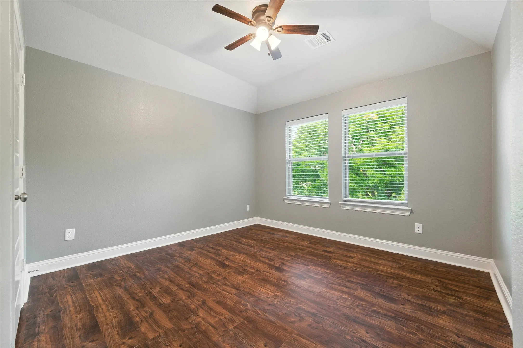 Single Family Residence For Sale in Ellis County , 103 Water Garden Drive, Waxahachie, Texas 75165, 5 Bedroom, 3 Bathroom, 3 Garage spaces, 2,940 Sqft, built in 2017, Price $599,000, mls#20982642, Real Estate Agent in Waxahachie, Homes For Sale in Ellis county, Homes For Sale in Waxahachie, Realtor in Waxahachie Texas, Real Estate Brokerage Independent Realty Texas, Luminita Cordes Realtor