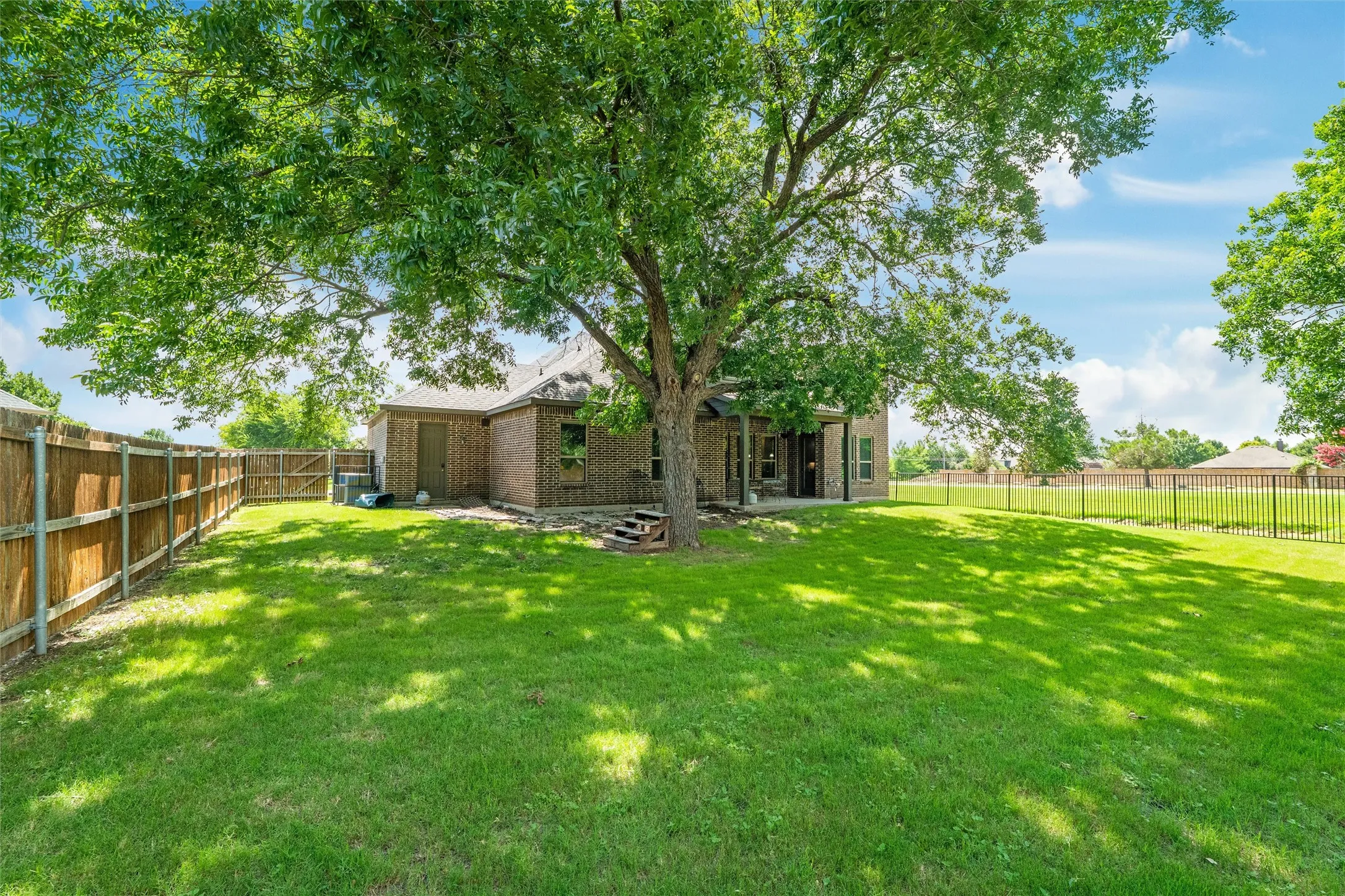 Single Family Residence For Sale in Ellis County , 103 Water Garden Drive, Waxahachie, Texas 75165, 5 Bedroom, 3 Bathroom, 3 Garage spaces, 2,940 Sqft, built in 2017, Price $599,000, mls#20982642, Real Estate Agent in Waxahachie, Homes For Sale in Ellis county, Homes For Sale in Waxahachie, Realtor in Waxahachie Texas, Real Estate Brokerage Independent Realty Texas, Luminita Cordes Realtor