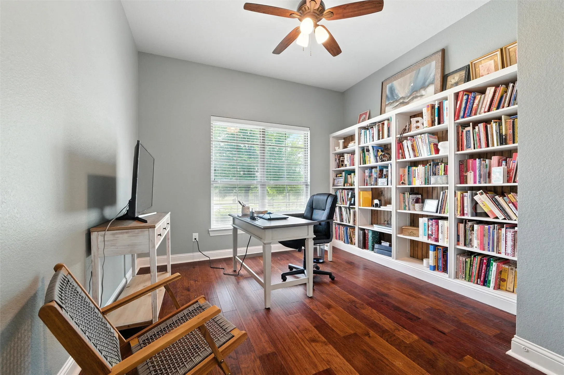 Single Family Residence For Sale in Ellis County , 103 Water Garden Drive, Waxahachie, Texas 75165, 5 Bedroom, 3 Bathroom, 3 Garage spaces, 2,940 Sqft, built in 2017, Price $599,000, mls#20982642, Real Estate Agent in Waxahachie, Homes For Sale in Ellis county, Homes For Sale in Waxahachie, Realtor in Waxahachie Texas, Real Estate Brokerage Independent Realty Texas, Luminita Cordes Realtor