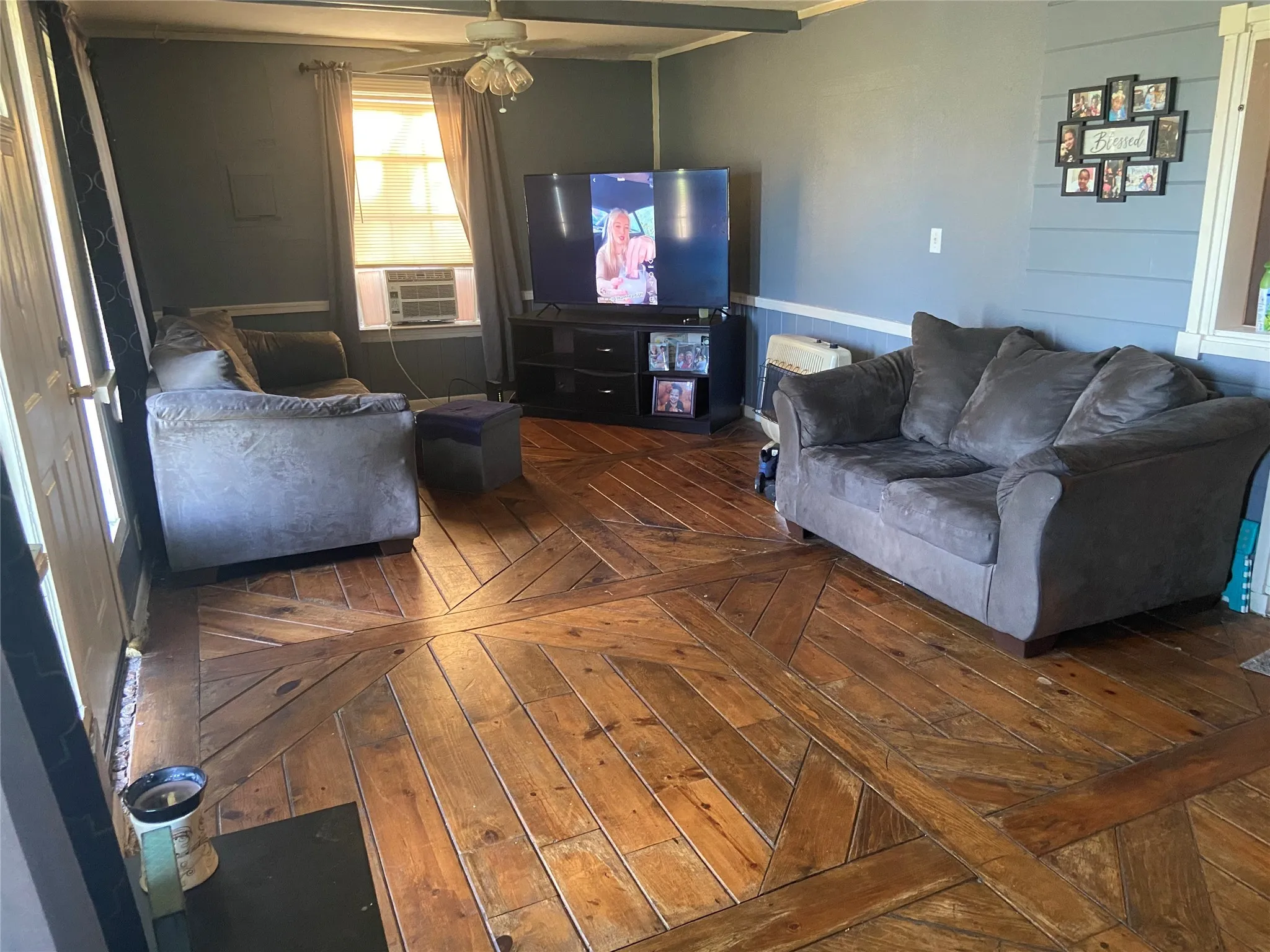 Living room with cooling unit and ceiling fan