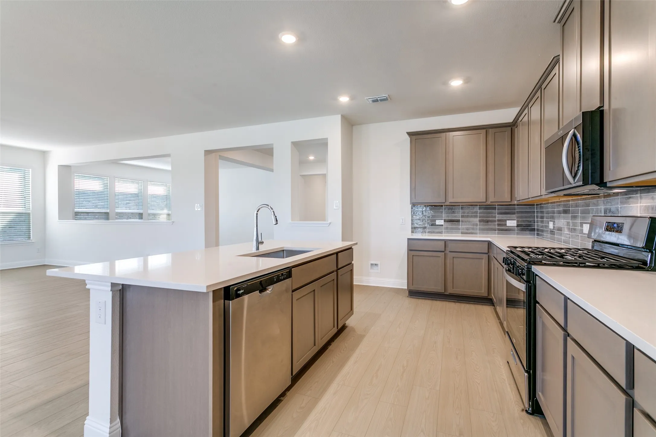 Single Family Residence For Sale in Denton County , 102 Hudson Lane, Justin, Texas 76247, 4 Bedroom, 3 Bathroom, 2 Garage spaces, 2,663 Sqft, built in 2025, New Construction - Complete, mls#20983441, Real Estate Agent in Justin, Homes For Sale in Denton county, Homes For Sale in Justin, Realtor in Justin Texas, Real Estate Brokerage Independent Realty Texas, Luminita Cordes Realtor