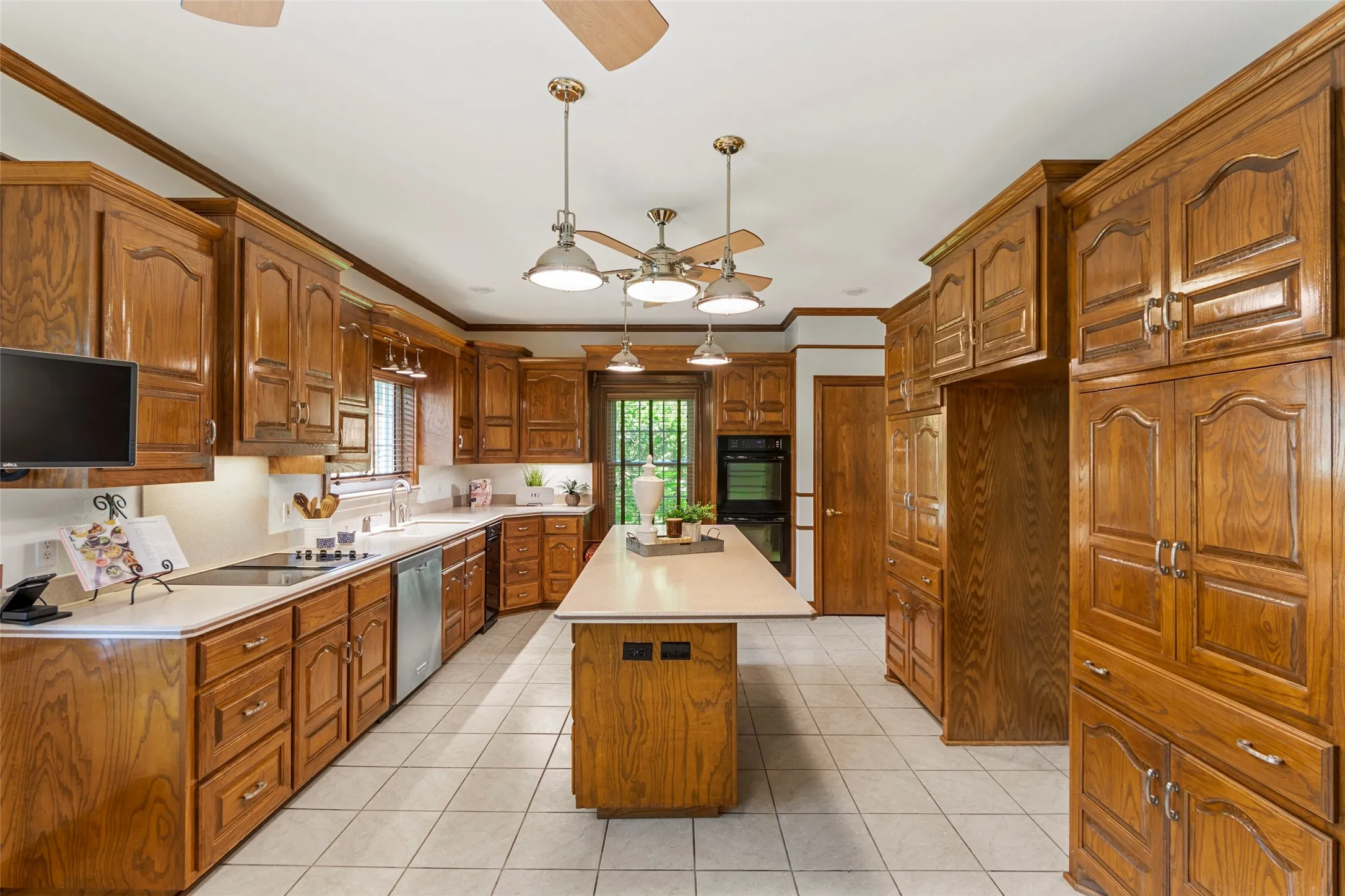 Single Family Residence For Sale in Grayson County , 207 Baker Park Drive, Sherman, Texas 75092, 4 Bedrooms, 5 Bathrooms, 3 Garage spaces, 6,273 Sqft, built in 1999, Price $890,000, mls#20973755, Real Estate Agent in Sherman, Homes For Sale in Grayson county, Homes For Sale in Sherman, Realtor in Sherman Texas, Real Estate Brokerage Independent Realty Texas, Luminita Cordes Realtor