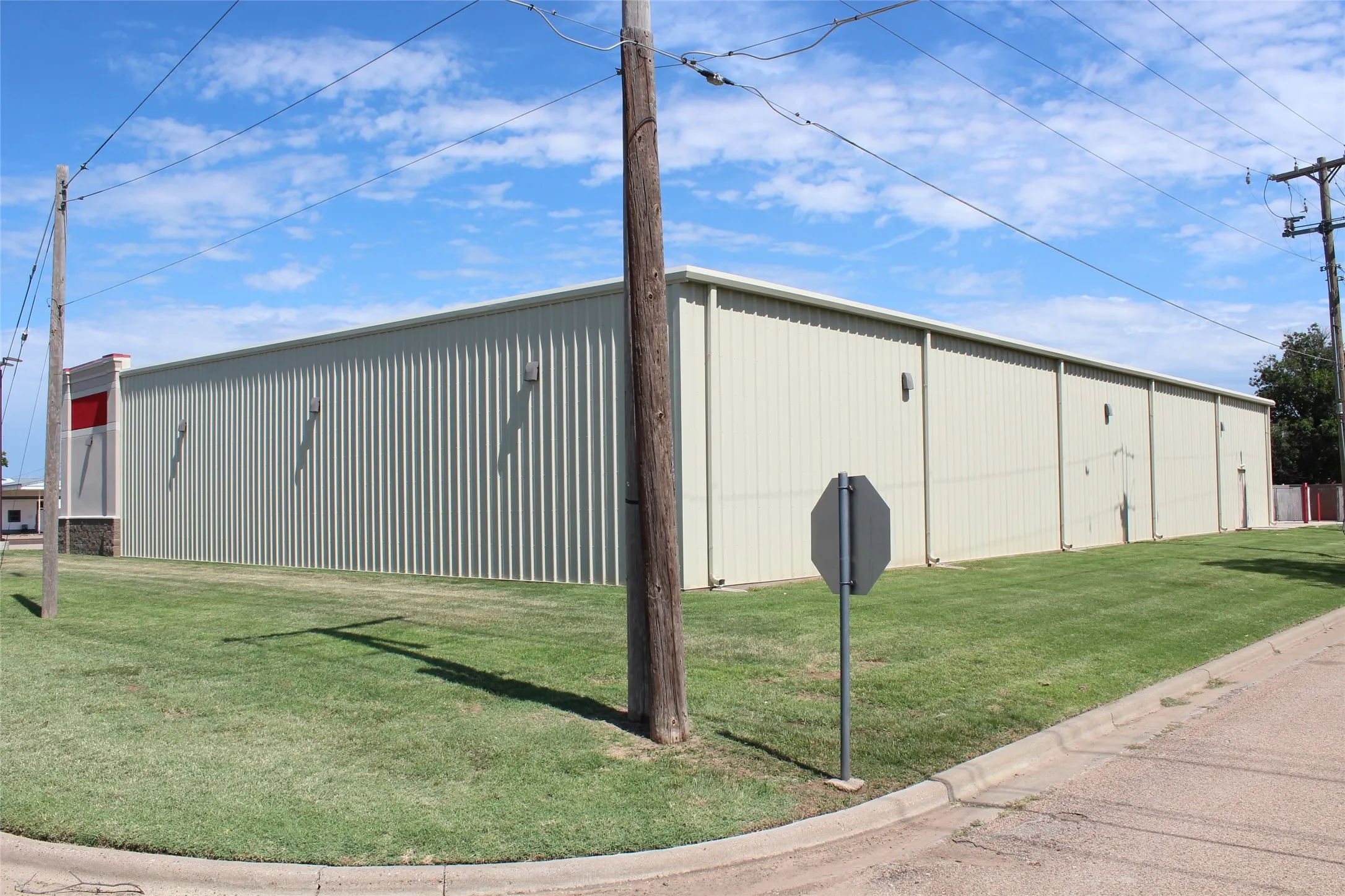 Retail For Sale in Knox County , 302 N Birch Avenue, Munday, Texas 76371, 0, 0, Garage spaces, 0 Sqft, built in 2021, Preowned, mls#20983977, Real Estate Agent in Munday, Homes For Sale in Knox county, Homes For Sale in Munday, Realtor in Munday Texas, Real Estate Brokerage Independent Realty Texas, Luminita Cordes Realtor