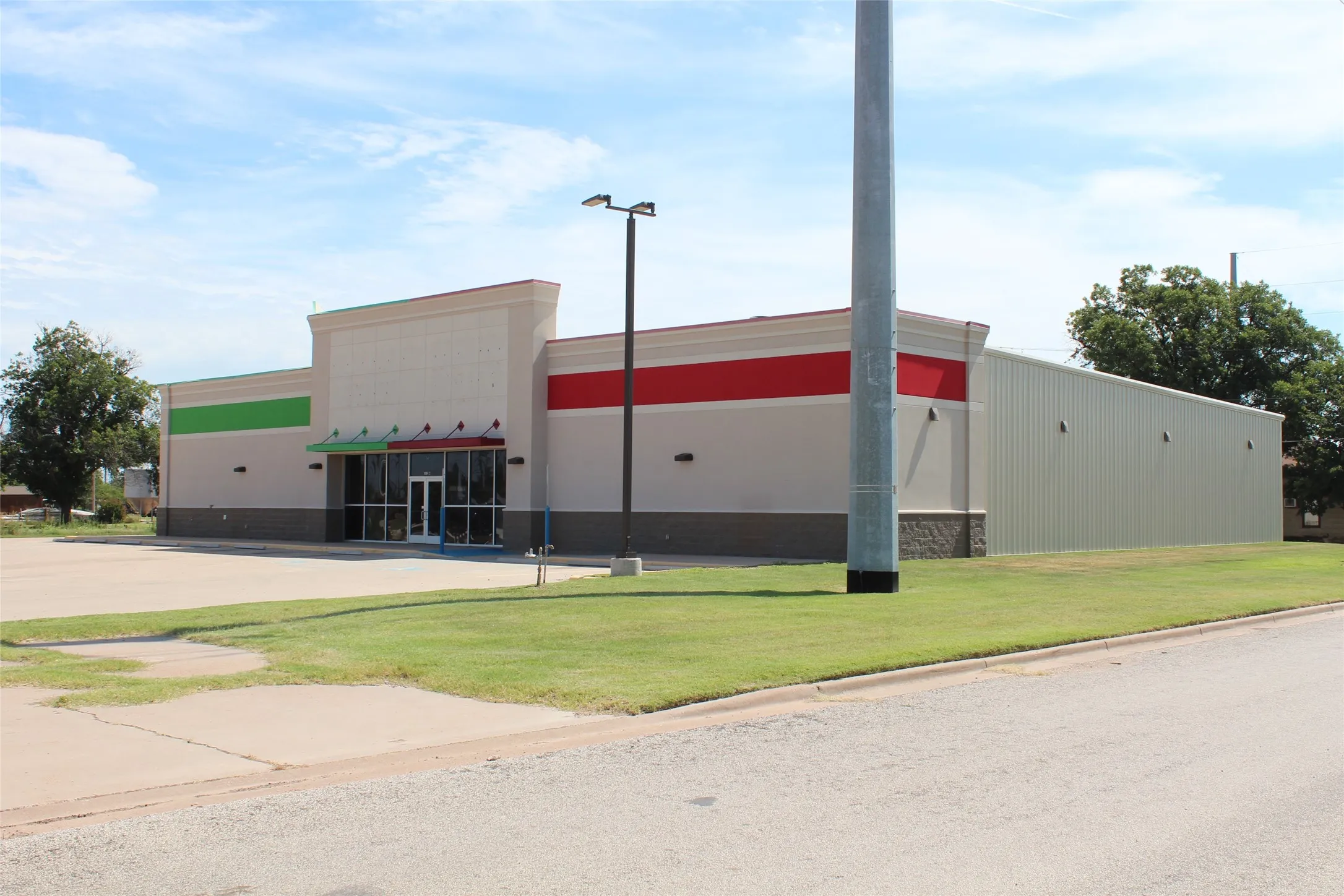 Retail For Sale in Knox County , 302 N Birch Avenue, Munday, Texas 76371, 0, 0, Garage spaces, 0 Sqft, built in 2021, Preowned, mls#20983977, Real Estate Agent in Munday, Homes For Sale in Knox county, Homes For Sale in Munday, Realtor in Munday Texas, Real Estate Brokerage Independent Realty Texas, Luminita Cordes Realtor