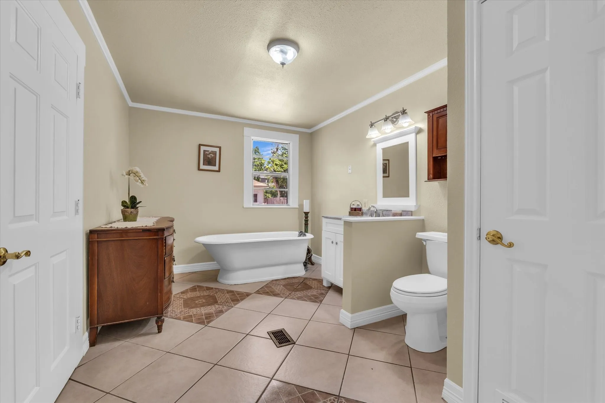 Single Family Residence For Sale in Mc Lennan County , 2215 Morrow Avenue, Waco, Texas 76707, 5 Bedroom, 3 Bathroom, Garage spaces, 2,840 Sqft, built in 1912, mls#20980538, Real Estate Agent in Waco, Homes For Sale in Mc Lennan county, Homes For Sale in Waco, Realtor in Waco Texas, Real Estate Brokerage Independent Realty Texas, Luminita Cordes Realtor
