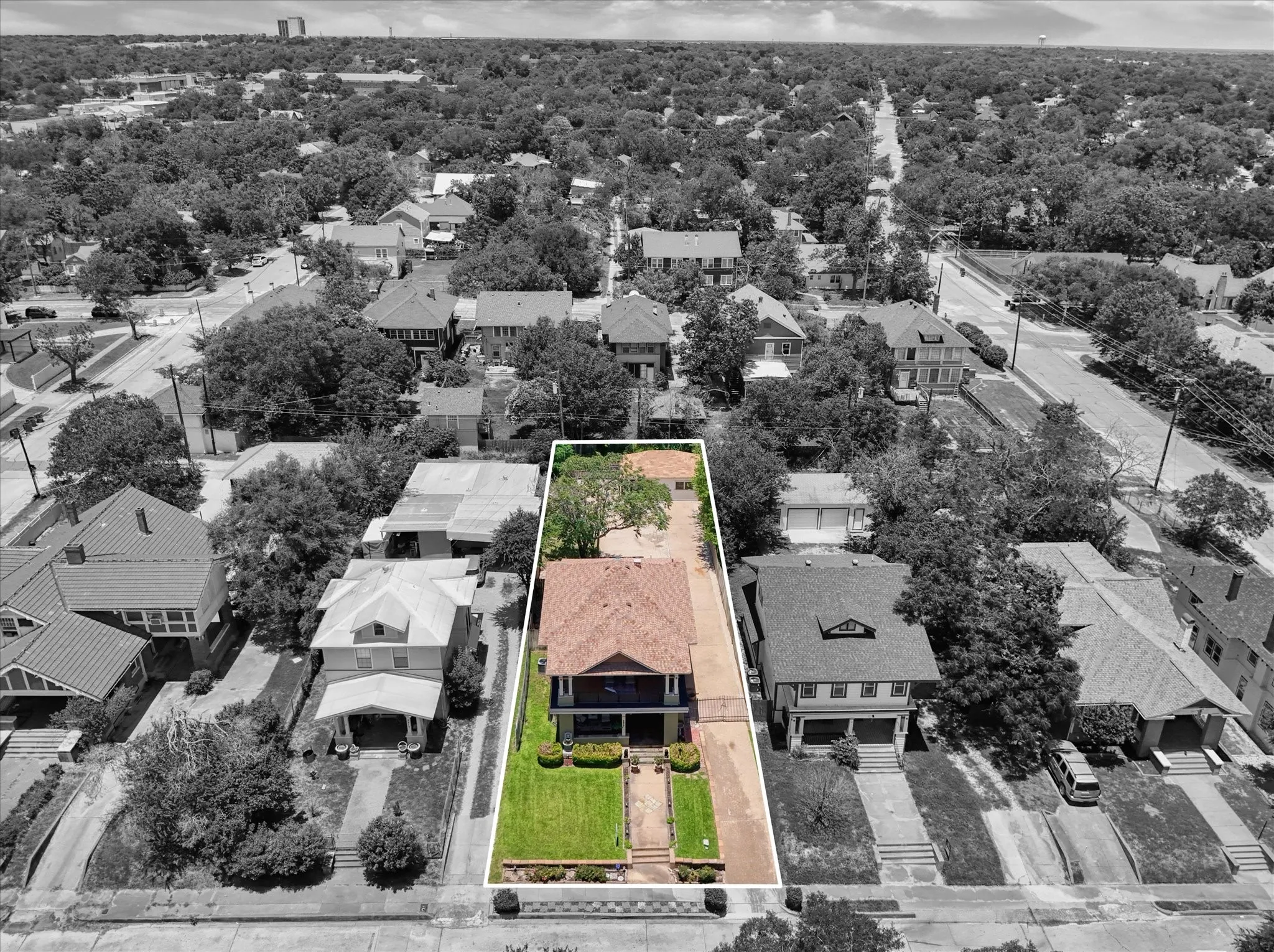 Single Family Residence For Sale in Mc Lennan County , 2215 Morrow Avenue, Waco, Texas 76707, 5 Bedroom, 3 Bathroom, Garage spaces, 2,840 Sqft, built in 1912, mls#20980538, Real Estate Agent in Waco, Homes For Sale in Mc Lennan county, Homes For Sale in Waco, Realtor in Waco Texas, Real Estate Brokerage Independent Realty Texas, Luminita Cordes Realtor