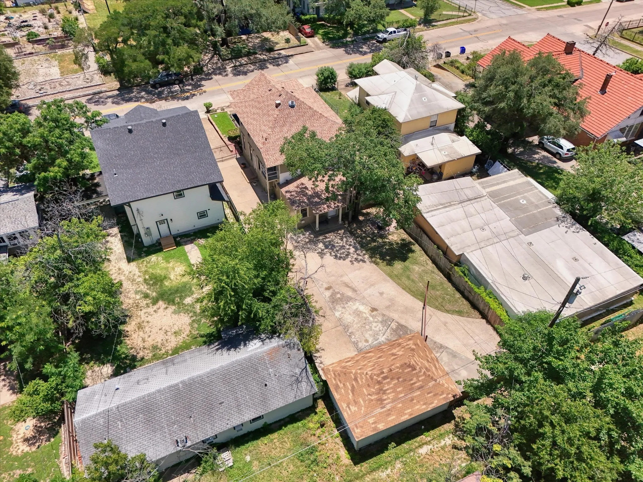 Single Family Residence For Sale in Mc Lennan County , 2215 Morrow Avenue, Waco, Texas 76707, 5 Bedroom, 3 Bathroom, Garage spaces, 2,840 Sqft, built in 1912, mls#20980538, Real Estate Agent in Waco, Homes For Sale in Mc Lennan county, Homes For Sale in Waco, Realtor in Waco Texas, Real Estate Brokerage Independent Realty Texas, Luminita Cordes Realtor