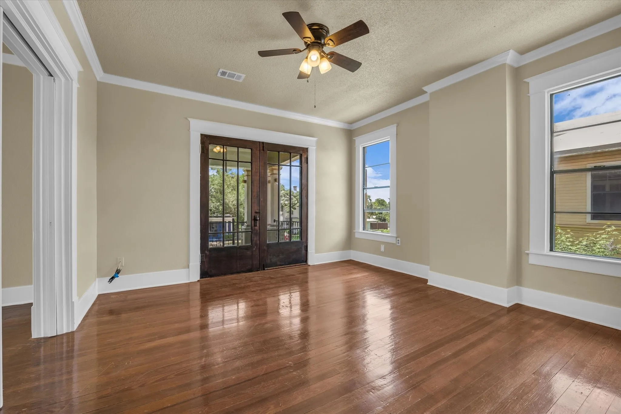 Single Family Residence For Sale in Mc Lennan County , 2215 Morrow Avenue, Waco, Texas 76707, 5 Bedroom, 3 Bathroom, Garage spaces, 2,840 Sqft, built in 1912, mls#20980538, Real Estate Agent in Waco, Homes For Sale in Mc Lennan county, Homes For Sale in Waco, Realtor in Waco Texas, Real Estate Brokerage Independent Realty Texas, Luminita Cordes Realtor