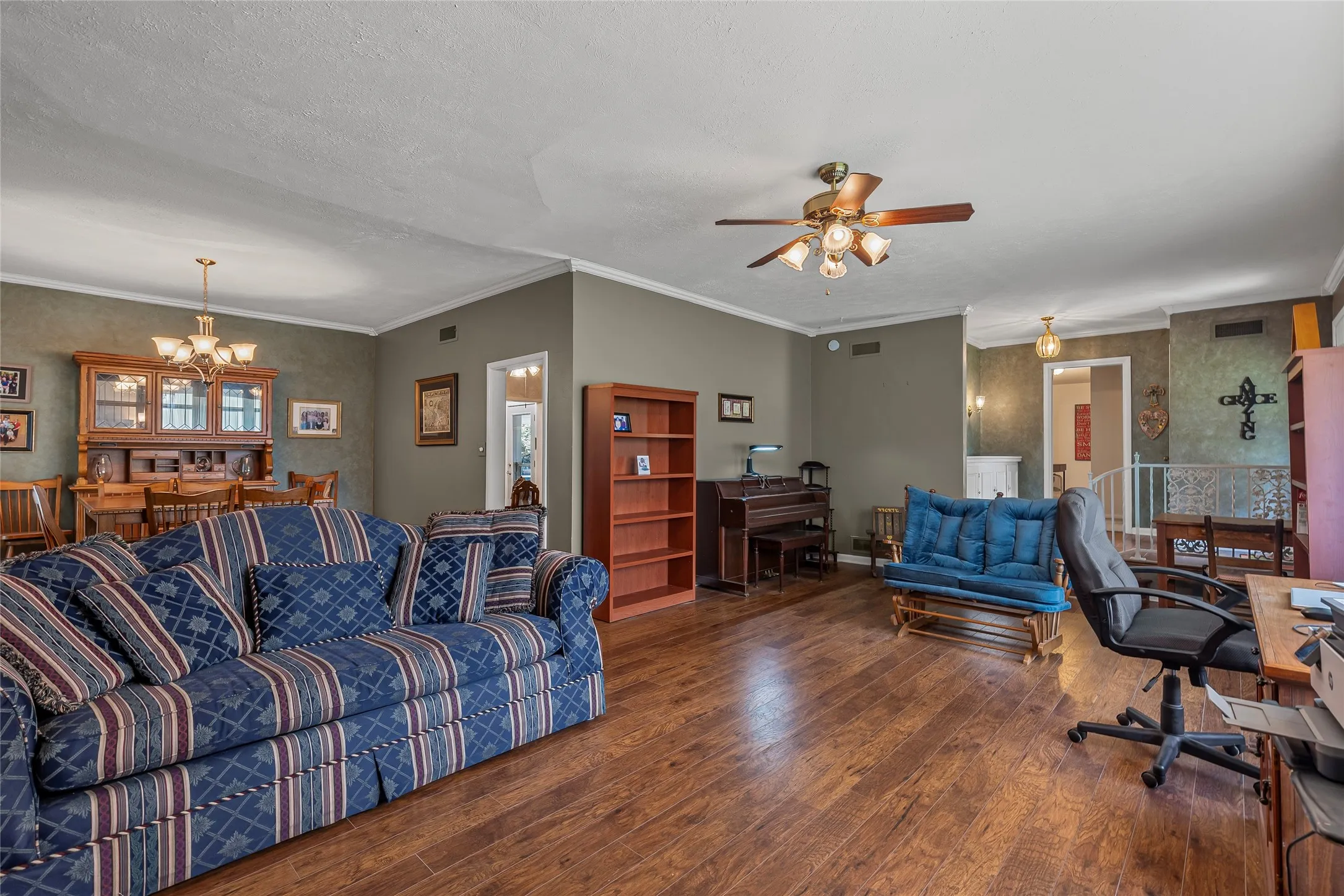 Single Family Residence For Sale in Hunt County , 1302 Culver Street, Commerce, Texas 75428, 3 Bedroom, 3 Bathroom, 2 Garage spaces, 2,950 Sqft, built in 1952, mls#20984899, Real Estate Agent in Commerce, Homes For Sale in Hunt county, Homes For Sale in Commerce, Realtor in Commerce Texas, Real Estate Brokerage Independent Realty Texas, Luminita Cordes Realtor