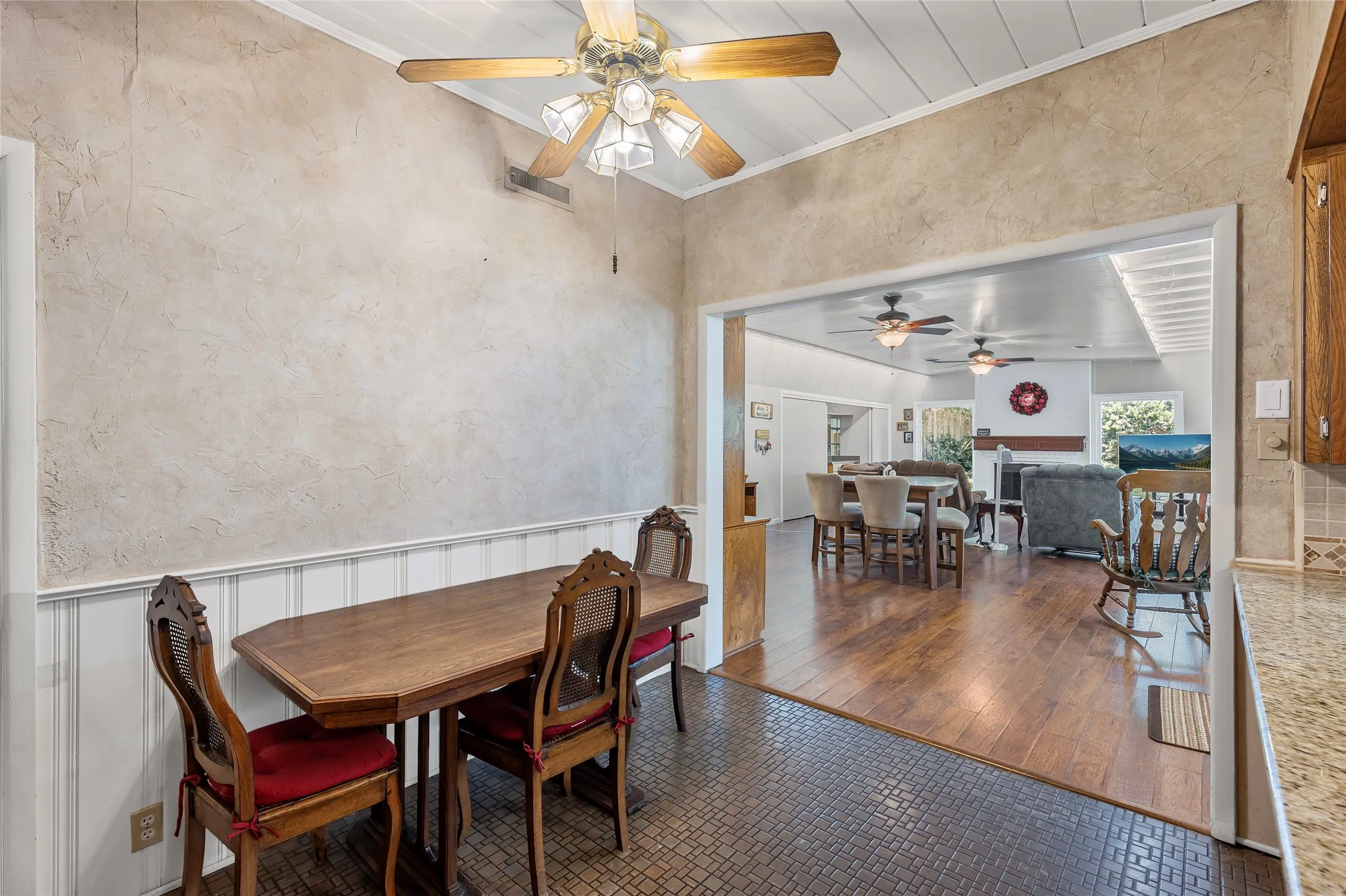 Single Family Residence For Sale in Hunt County , 1302 Culver Street, Commerce, Texas 75428, 3 Bedroom, 3 Bathroom, 2 Garage spaces, 2,950 Sqft, built in 1952, mls#20984899, Real Estate Agent in Commerce, Homes For Sale in Hunt county, Homes For Sale in Commerce, Realtor in Commerce Texas, Real Estate Brokerage Independent Realty Texas, Luminita Cordes Realtor
