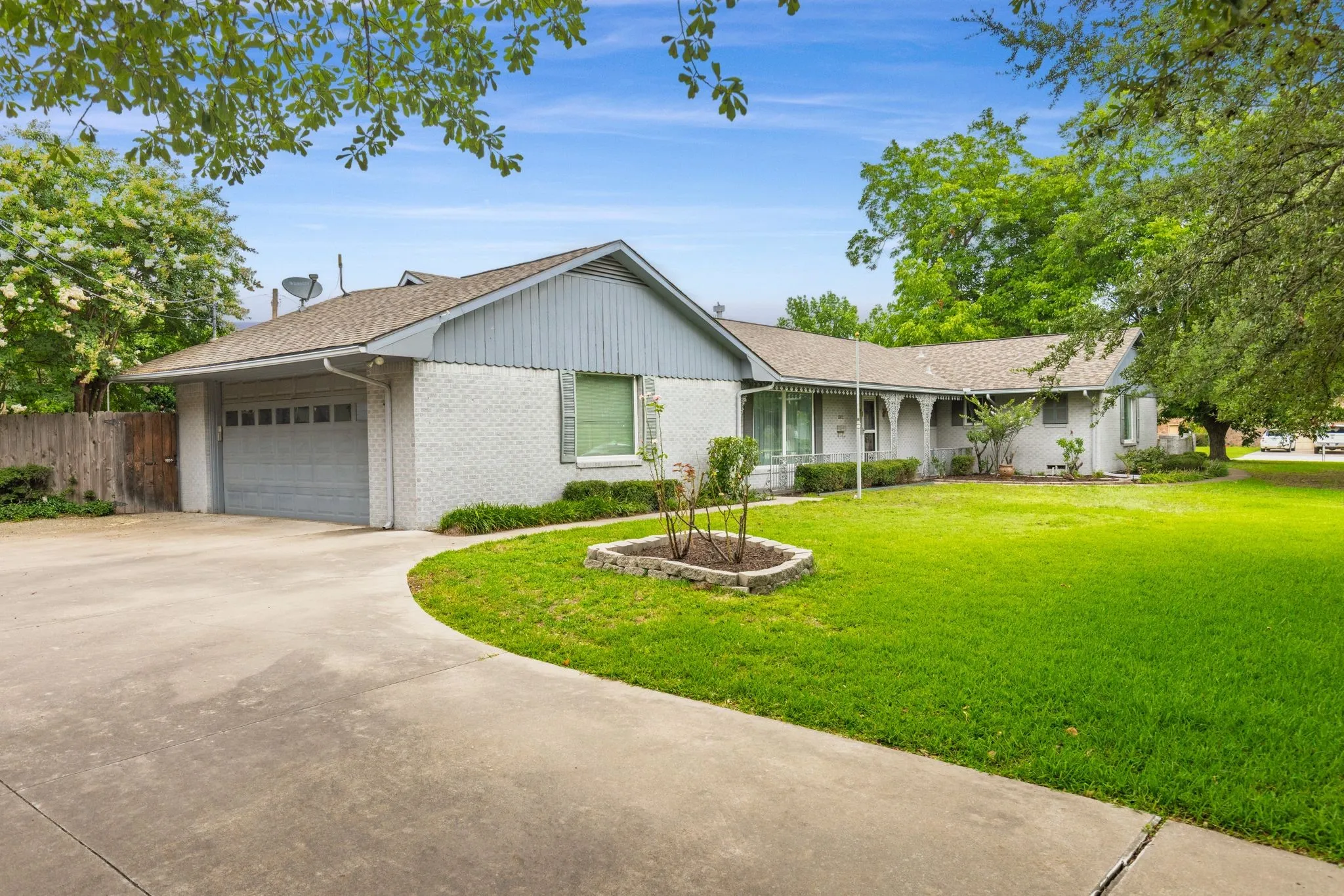 Single Family Residence For Sale in Hunt County , 1302 Culver Street, Commerce, Texas 75428, 3 Bedroom, 3 Bathroom, 2 Garage spaces, 2,950 Sqft, built in 1952, mls#20984899, Real Estate Agent in Commerce, Homes For Sale in Hunt county, Homes For Sale in Commerce, Realtor in Commerce Texas, Real Estate Brokerage Independent Realty Texas, Luminita Cordes Realtor